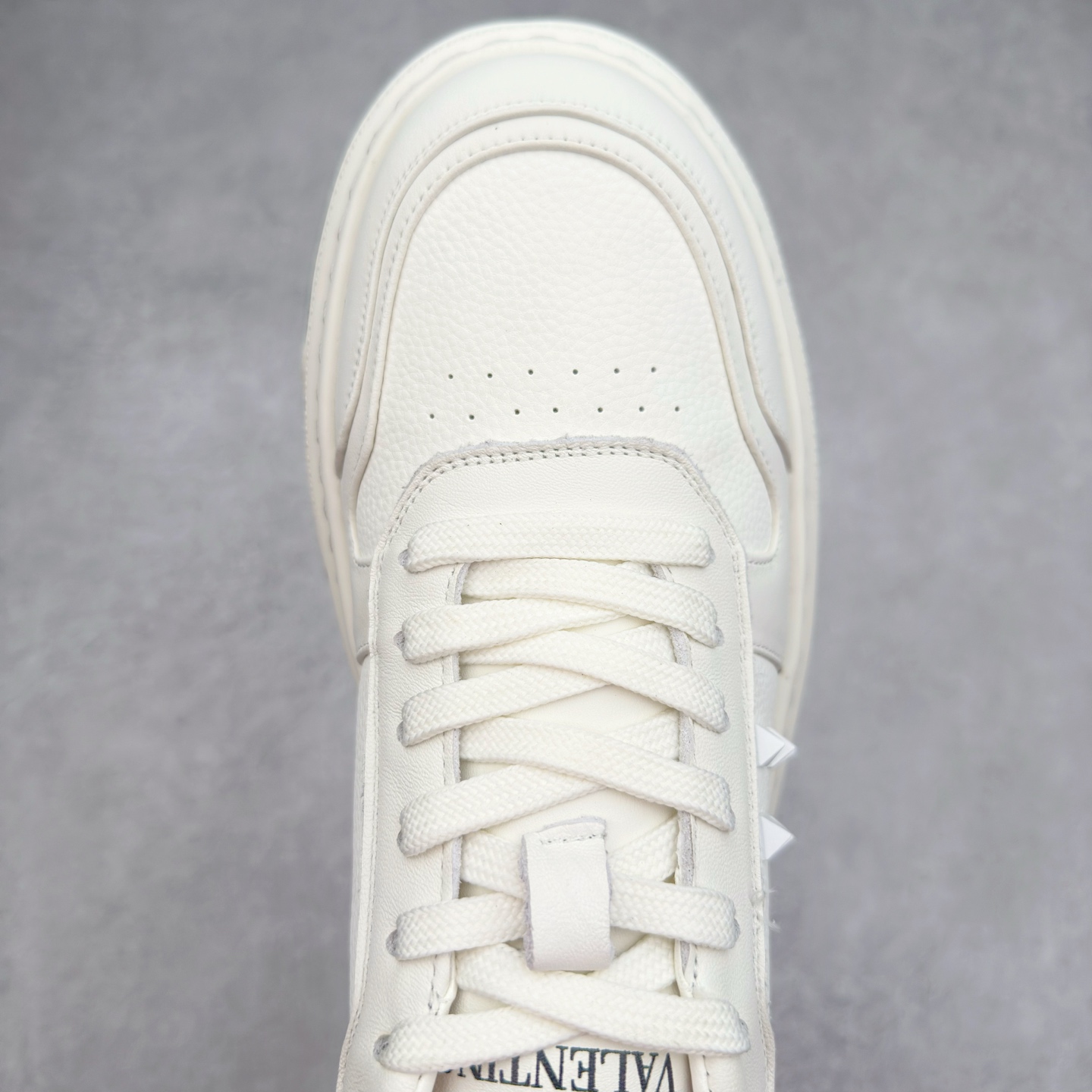 图片[4]-Valentino 华伦天奴 Rockstud untitled 厚底休闲铆钉小白鞋 明星同款 软羊皮低帮运动板鞋 经典百搭款绗缝格纹打造瞩目朋克风格 考究皮质构塑和简洁轮廓 流畅的线条奠定酷感基调 装饰质感橡胶效果 侧面铆钉装饰 穿出了不一样的随性和时髦 阿那亚大秀可谓是刷爆了时尚圈 鞋面全油边 面料：定制牛皮+独家开模橡胶发泡大底 轻便防滑耐磨 脚感舒适 款式耐看做工精细 全套包装 尺码：39 40 41 42 43 44（比运动鞋偏大一码）-选品中心