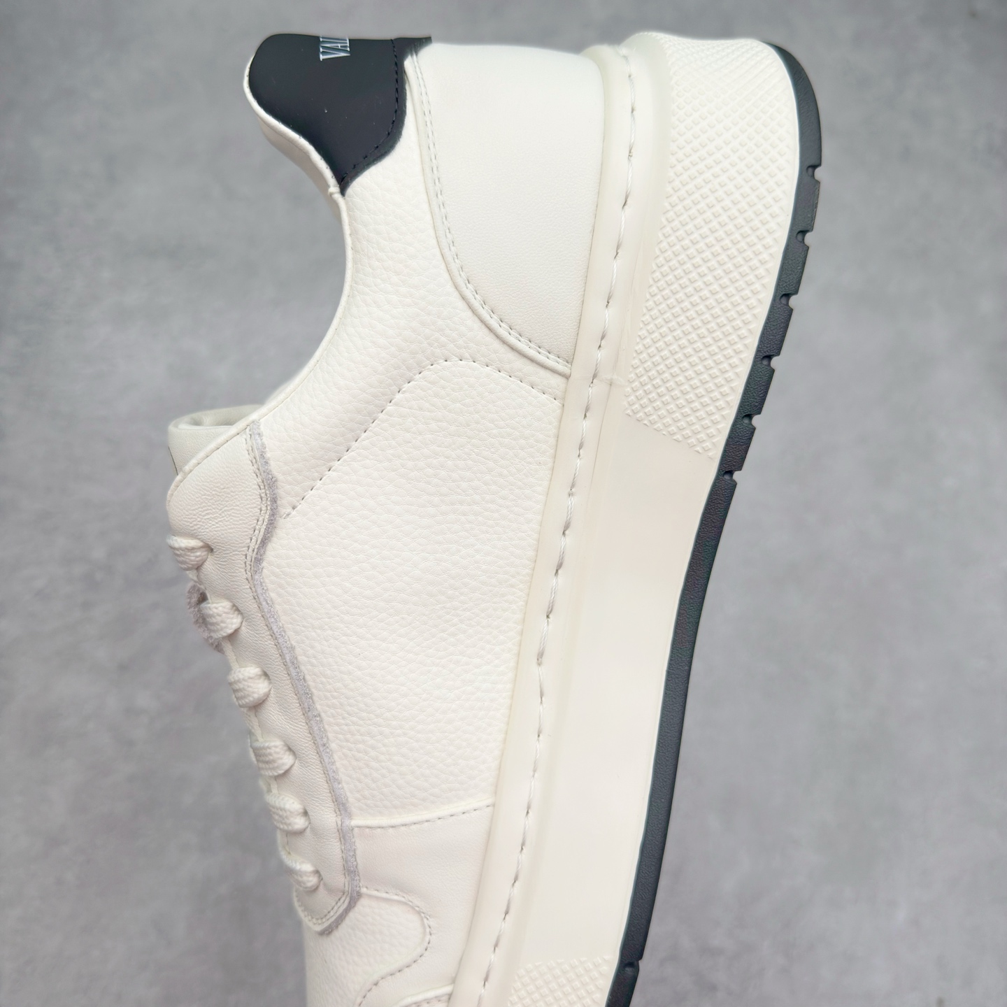 图片[7]-Valentino 华伦天奴 Rockstud untitled 厚底休闲铆钉小白鞋 明星同款 软羊皮低帮运动板鞋 经典百搭款绗缝格纹打造瞩目朋克风格 考究皮质构塑和简洁轮廓 流畅的线条奠定酷感基调 装饰质感橡胶效果 侧面铆钉装饰 穿出了不一样的随性和时髦 阿那亚大秀可谓是刷爆了时尚圈 鞋面全油边 面料：定制牛皮+独家开模橡胶发泡大底 轻便防滑耐磨 脚感舒适 款式耐看做工精细 全套包装 尺码：39 40 41 42 43 44（比运动鞋偏大一码）-选品中心