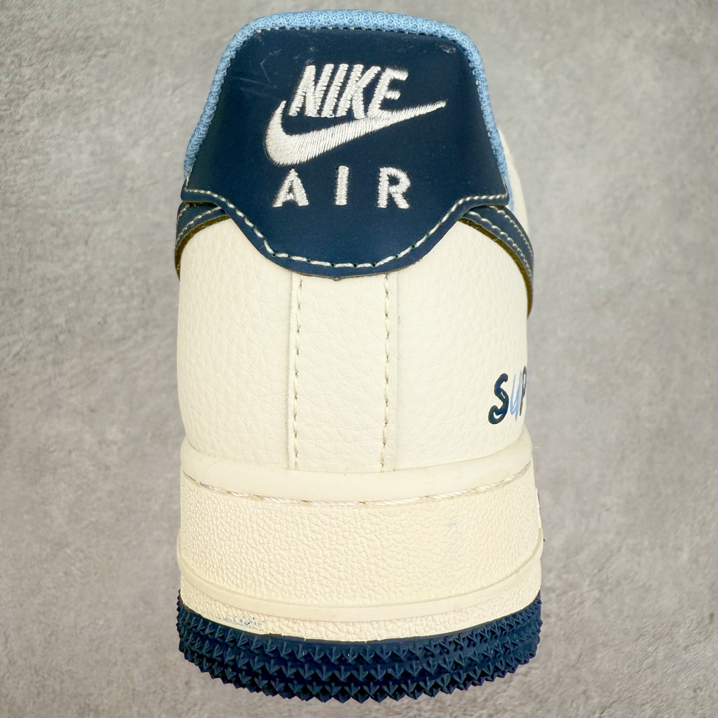 图片[8]-NK Air Force 1´07 Low 空军一号低帮百搭休闲运动板鞋 XS1958-565 柔软、弹性十足的缓震性能和出色的中底设计 横跨复古与现代的外型结合 造就出风靡全球 三十多年的Force 1 直到今天还深受青睐 实拍调校N版已经零色差零失真 百分百还原实物色彩所见即所得 不存在货不对板色差等低级问题 选购参考实物拍摄 不混卖不参货 只用心做好货严格选品 承诺混一赔十 尺码：36 36.5 37.5 38 38.5 39 40 40.5 41 42 42.5 43 44 44.5 45-选品中心