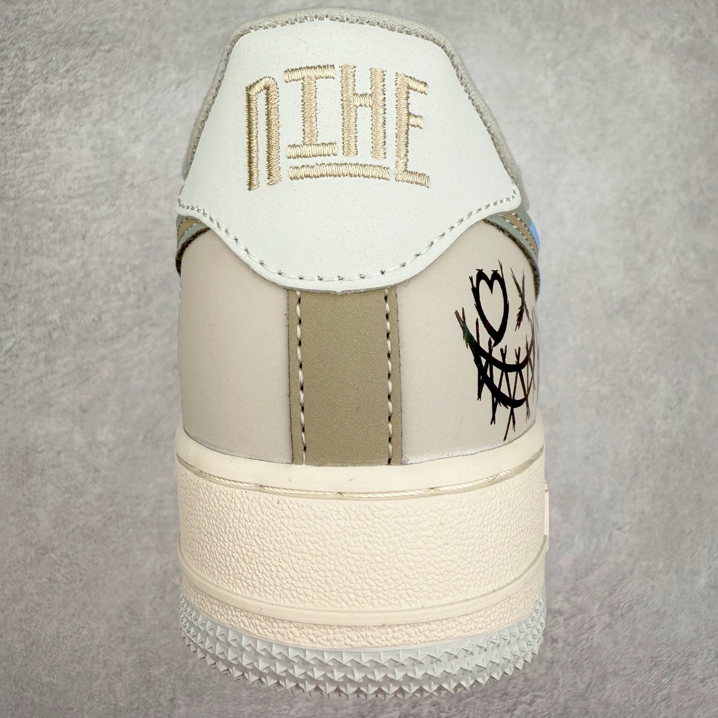 图片[8]-NK Air Force 1´07 Low 空军一号低帮百搭休闲运动板鞋 XL2321-111 柔软、弹性十足的缓震性能和出色的中底设计 横跨复古与现代的外型结合 造就出风靡全球 三十多年的Force 1 直到今天还深受青睐 实拍调校N版已经零色差零失真 百分百还原实物色彩所见即所得 不存在货不对板色差等低级问题 选购参考实物拍摄 不混卖不参货 只用心做好货严格选品 承诺混一赔十 尺码：36 36.5 37.5 38 38.5 39 40 40.5 41 42 42.5 43 44 44.5 45-选品中心