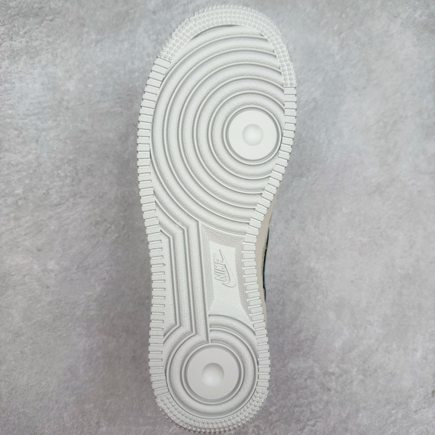 图片[9]-NK Air Force 1´07 Low 空军一号低帮百搭休闲运动板鞋 XL2321-111 柔软、弹性十足的缓震性能和出色的中底设计 横跨复古与现代的外型结合 造就出风靡全球 三十多年的Force 1 直到今天还深受青睐 实拍调校N版已经零色差零失真 百分百还原实物色彩所见即所得 不存在货不对板色差等低级问题 选购参考实物拍摄 不混卖不参货 只用心做好货严格选品 承诺混一赔十 尺码：36 36.5 37.5 38 38.5 39 40 40.5 41 42 42.5 43 44 44.5 45-选品中心