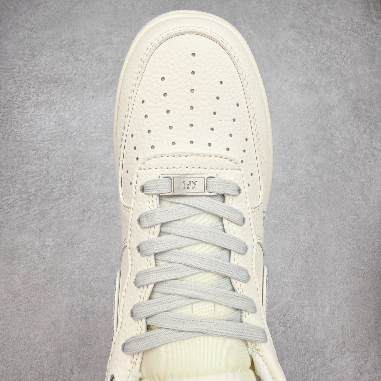 图片[4]-NK Air Force 1´07 Low 空军一号低帮百搭休闲运动板鞋 XX3168-135 柔软、弹性十足的缓震性能和出色的中底设计 横跨复古与现代的外型结合 造就出风靡全球 三十多年的Force 1 直到今天还深受青睐 实拍调校N版已经零色差零失真 百分百还原实物色彩所见即所得 不存在货不对板色差等低级问题 选购参考实物拍摄 不混卖不参货 只用心做好货严格选品 承诺混一赔十 尺码：36 36.5 37.5 38 38.5 39 40 40.5 41 42 42.5 43 44 44.5 45-选品中心