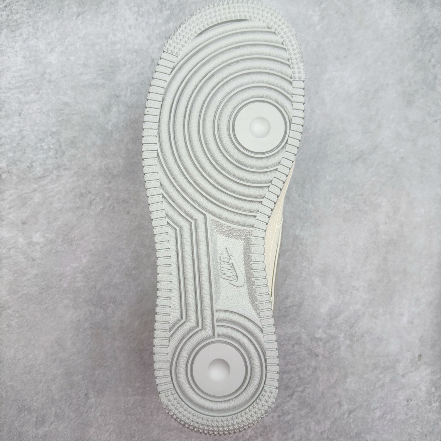 图片[9]-NK Air Force 1´07 Low 空军一号低帮百搭休闲运动板鞋 XX3168-135 柔软、弹性十足的缓震性能和出色的中底设计 横跨复古与现代的外型结合 造就出风靡全球 三十多年的Force 1 直到今天还深受青睐 实拍调校N版已经零色差零失真 百分百还原实物色彩所见即所得 不存在货不对板色差等低级问题 选购参考实物拍摄 不混卖不参货 只用心做好货严格选品 承诺混一赔十 尺码：36 36.5 37.5 38 38.5 39 40 40.5 41 42 42.5 43 44 44.5 45-选品中心