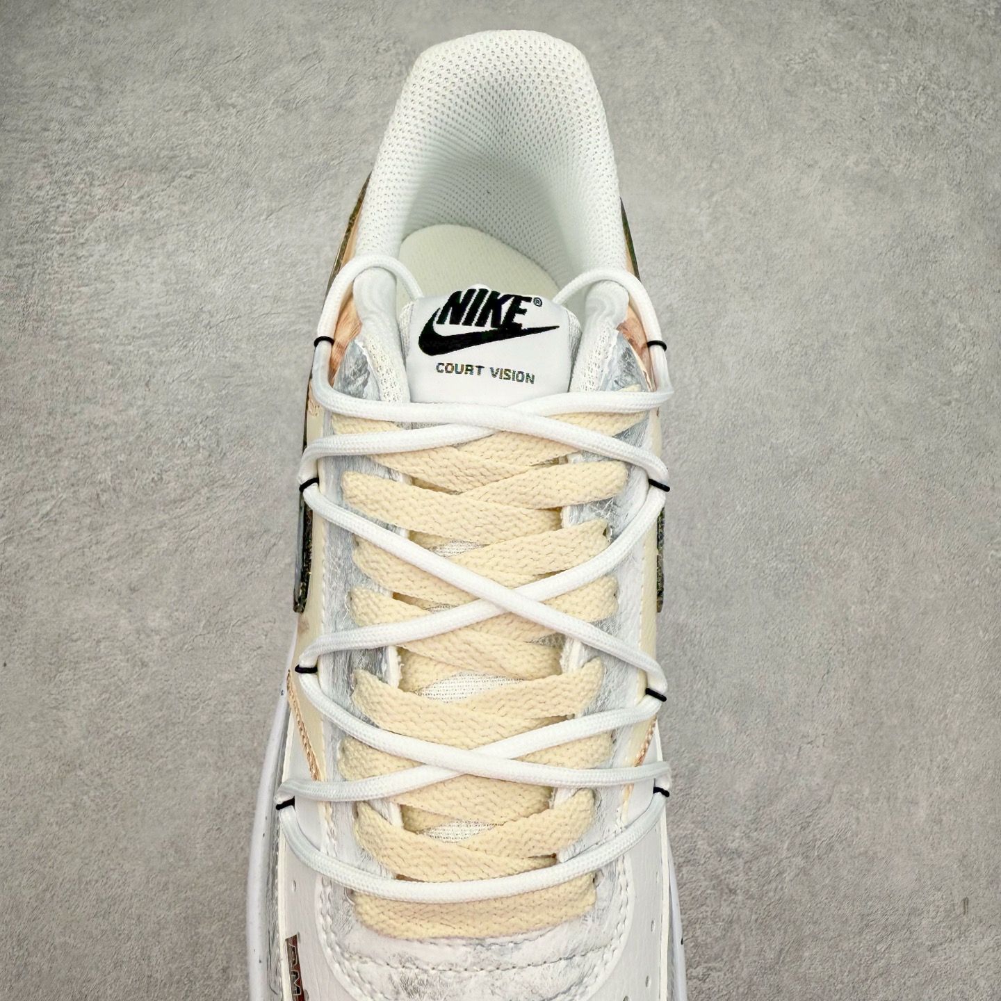 图片[5]-NK Court Vision 1 Low P.M.S“街头涂鸦” 手绘涂鸦定制板鞋 街头涂鸦是一种在公共空间墙壁、建筑物、地铁车厢等载体上创作的视觉艺术形式。它起源于20世纪60年代的美国费城和纽约，早期是街头青年表达自我、宣泄情绪、展现个性的方式，内容常涉及社会问题、个人主张、流行文化等 货号：DH2987-216 尺码：36 36.5 37.5 38 38.5 39 40 40.5 41 42 42.5 43 44 44.5 45-选品中心