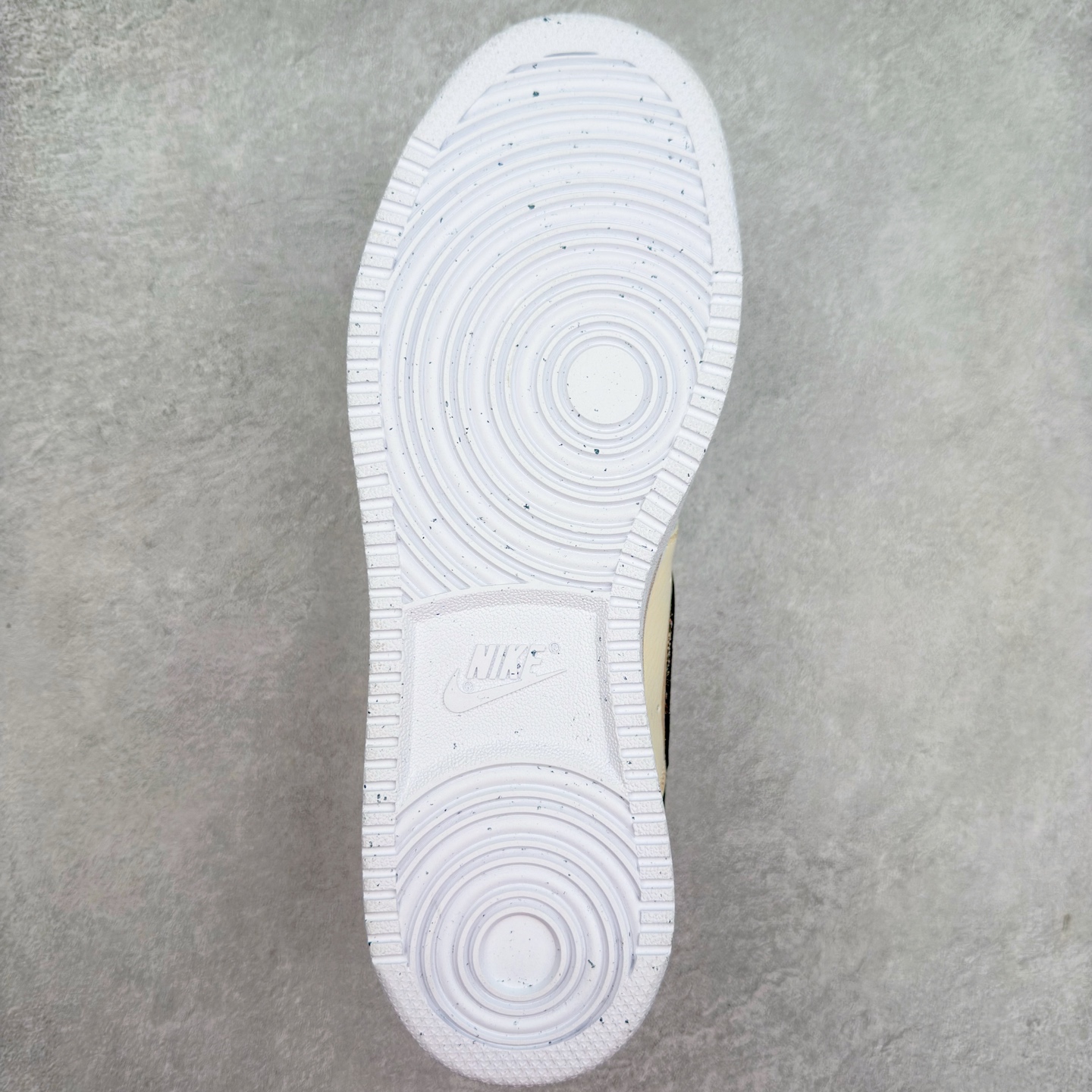 图片[9]-NK Court Vision 1 Low P.M.S“街头涂鸦” 手绘涂鸦定制板鞋 街头涂鸦是一种在公共空间墙壁、建筑物、地铁车厢等载体上创作的视觉艺术形式。它起源于20世纪60年代的美国费城和纽约，早期是街头青年表达自我、宣泄情绪、展现个性的方式，内容常涉及社会问题、个人主张、流行文化等 货号：DH2987-216 尺码：36 36.5 37.5 38 38.5 39 40 40.5 41 42 42.5 43 44 44.5 45-选品中心