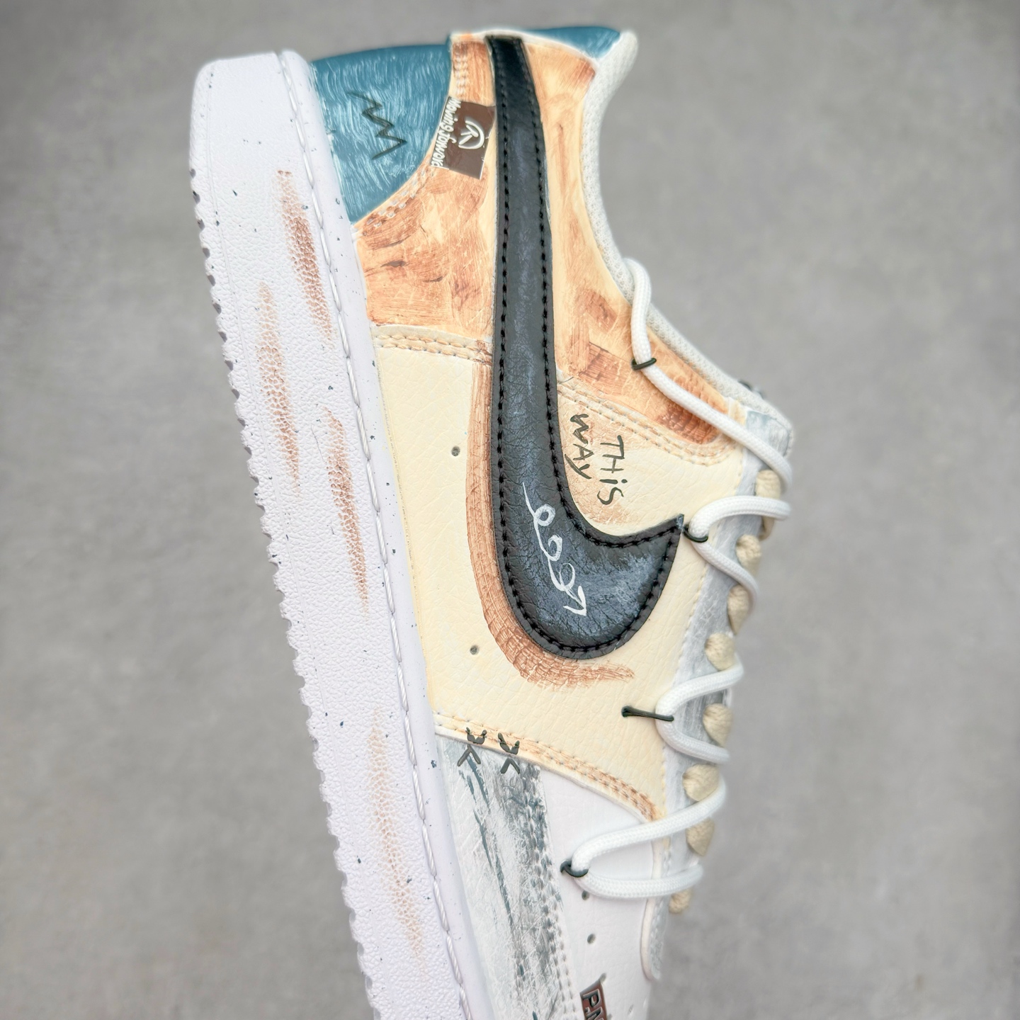 图片[6]-NK Court Vision 1 Low P.M.S“街头涂鸦” 手绘涂鸦定制板鞋 街头涂鸦是一种在公共空间墙壁、建筑物、地铁车厢等载体上创作的视觉艺术形式。它起源于20世纪60年代的美国费城和纽约，早期是街头青年表达自我、宣泄情绪、展现个性的方式，内容常涉及社会问题、个人主张、流行文化等 货号：DH2987-216 尺码：36 36.5 37.5 38 38.5 39 40 40.5 41 42 42.5 43 44 44.5 45-选品中心