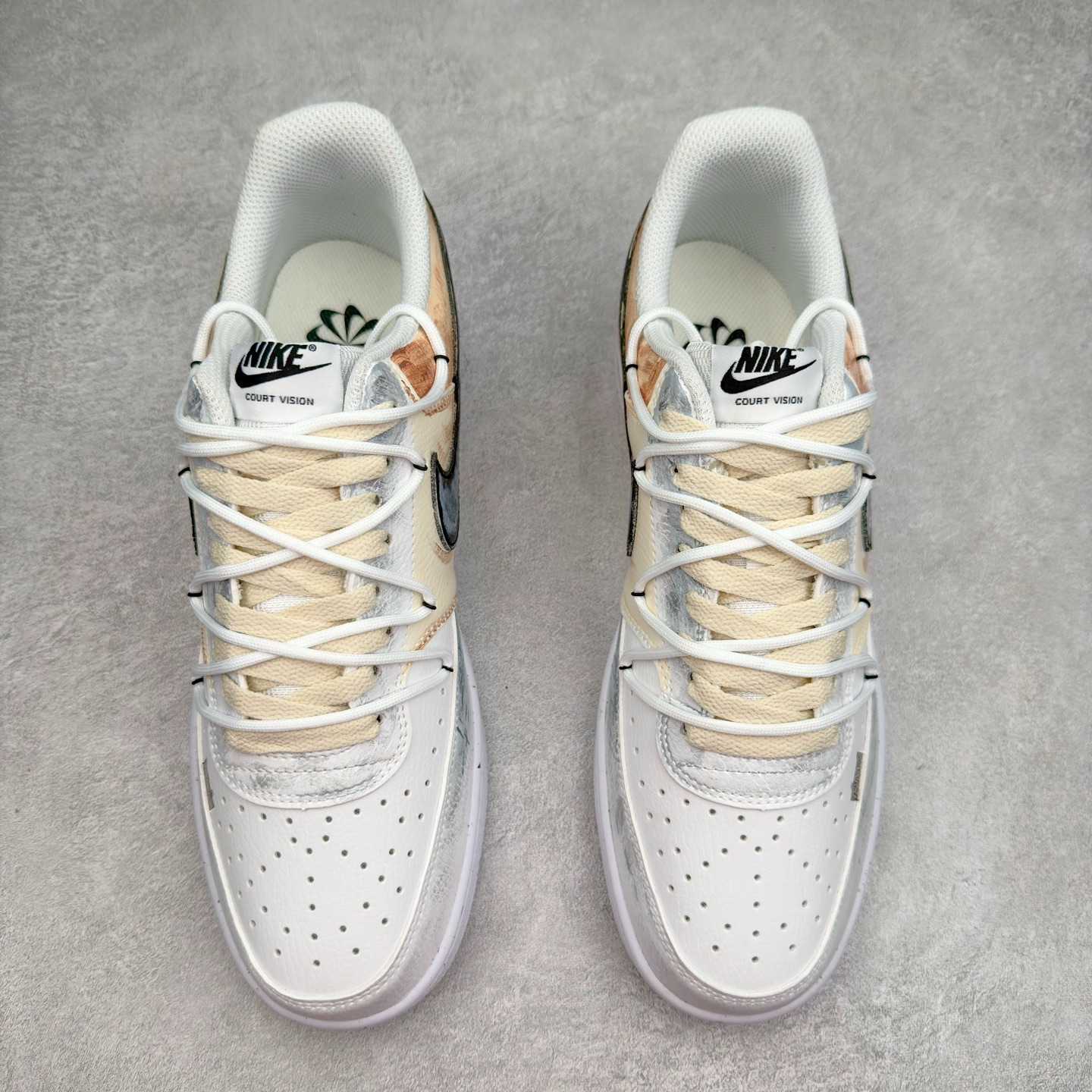 图片[2]-NK Court Vision 1 Low P.M.S“街头涂鸦” 手绘涂鸦定制板鞋 街头涂鸦是一种在公共空间墙壁、建筑物、地铁车厢等载体上创作的视觉艺术形式。它起源于20世纪60年代的美国费城和纽约，早期是街头青年表达自我、宣泄情绪、展现个性的方式，内容常涉及社会问题、个人主张、流行文化等 货号：DH2987-216 尺码：36 36.5 37.5 38 38.5 39 40 40.5 41 42 42.5 43 44 44.5 45-选品中心