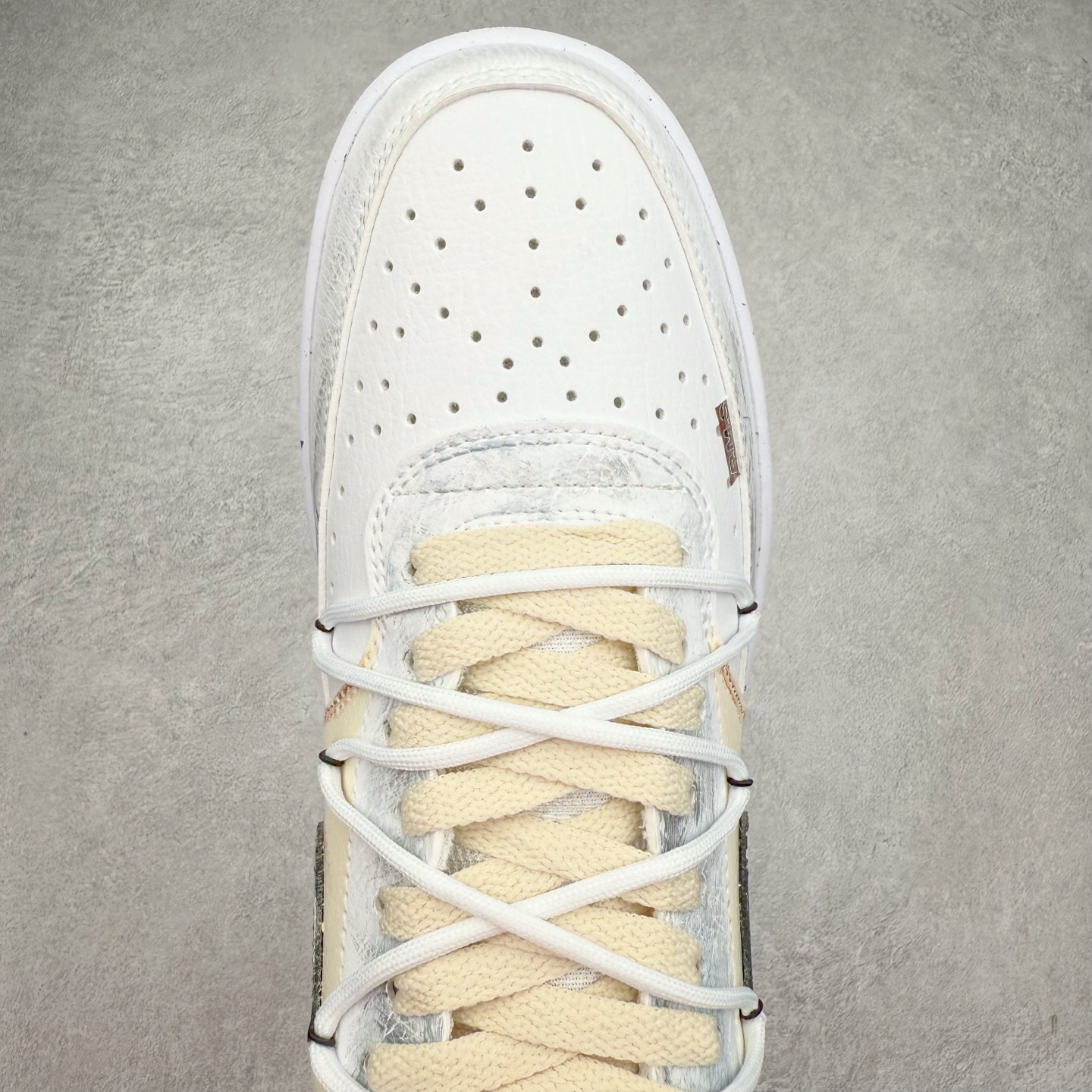 图片[4]-NK Court Vision 1 Low P.M.S“街头涂鸦” 手绘涂鸦定制板鞋 街头涂鸦是一种在公共空间墙壁、建筑物、地铁车厢等载体上创作的视觉艺术形式。它起源于20世纪60年代的美国费城和纽约，早期是街头青年表达自我、宣泄情绪、展现个性的方式，内容常涉及社会问题、个人主张、流行文化等 货号：DH2987-216 尺码：36 36.5 37.5 38 38.5 39 40 40.5 41 42 42.5 43 44 44.5 45-选品中心