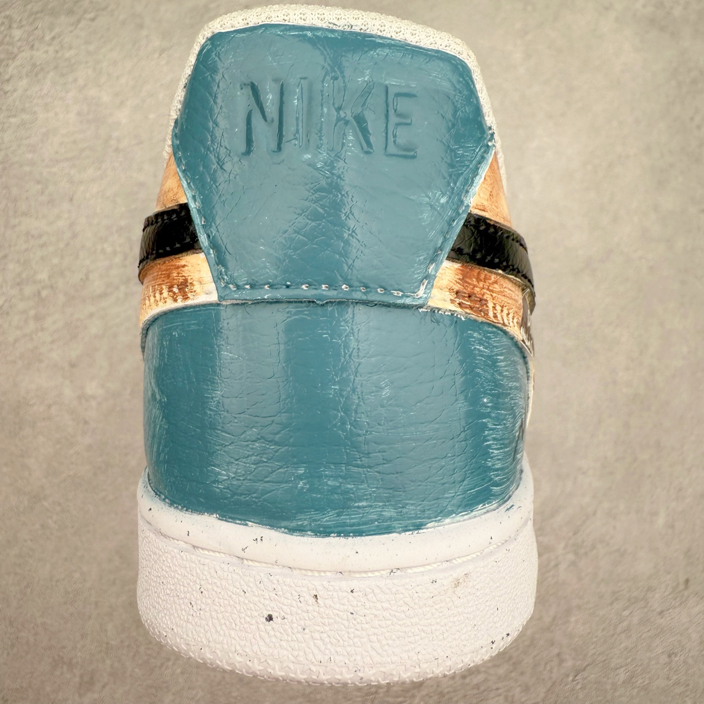 图片[8]-NK Court Vision 1 Low P.M.S“街头涂鸦” 手绘涂鸦定制板鞋 街头涂鸦是一种在公共空间墙壁、建筑物、地铁车厢等载体上创作的视觉艺术形式。它起源于20世纪60年代的美国费城和纽约，早期是街头青年表达自我、宣泄情绪、展现个性的方式，内容常涉及社会问题、个人主张、流行文化等 货号：DH2987-216 尺码：36 36.5 37.5 38 38.5 39 40 40.5 41 42 42.5 43 44 44.5 45-选品中心