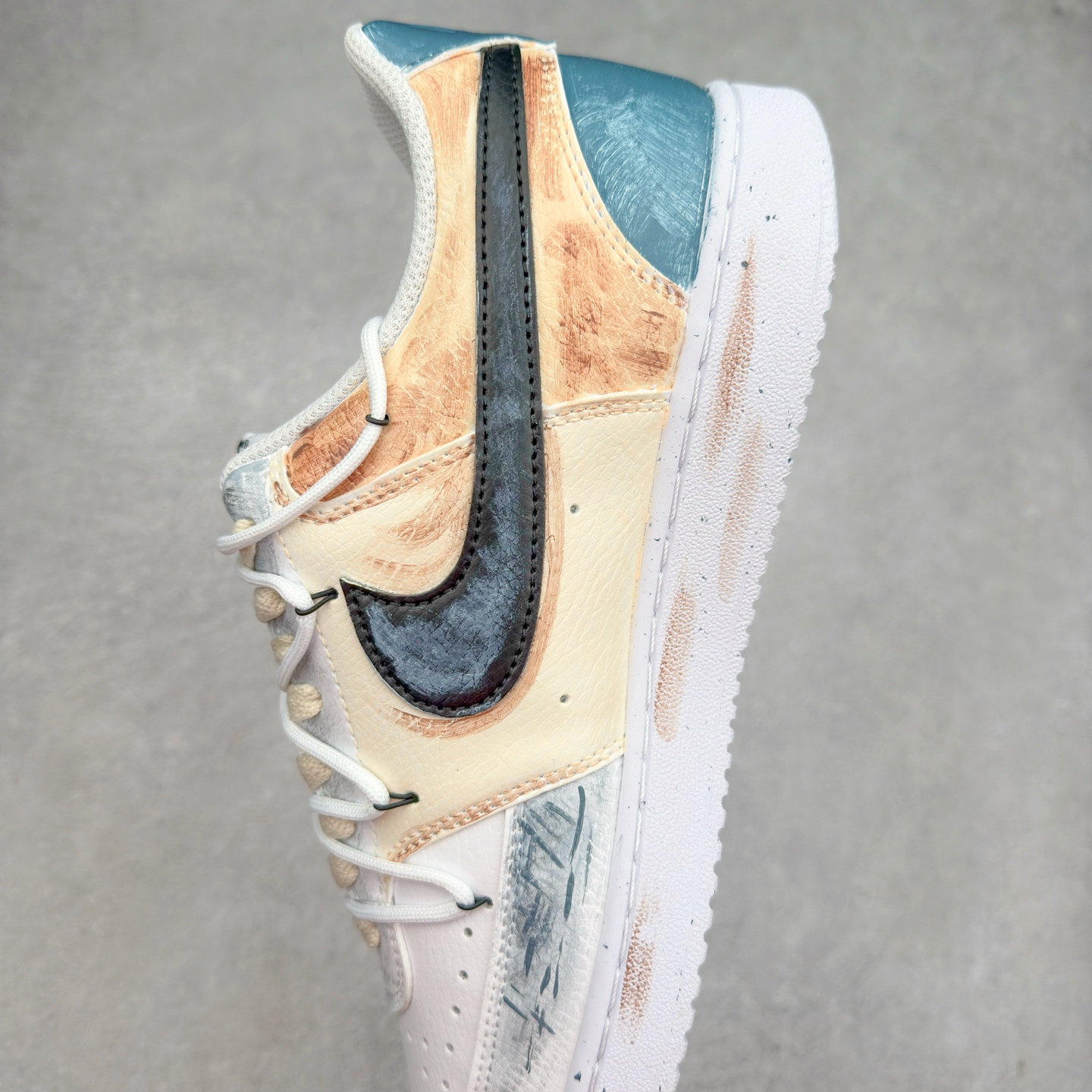 图片[7]-NK Court Vision 1 Low P.M.S“街头涂鸦” 手绘涂鸦定制板鞋 街头涂鸦是一种在公共空间墙壁、建筑物、地铁车厢等载体上创作的视觉艺术形式。它起源于20世纪60年代的美国费城和纽约，早期是街头青年表达自我、宣泄情绪、展现个性的方式，内容常涉及社会问题、个人主张、流行文化等 货号：DH2987-216 尺码：36 36.5 37.5 38 38.5 39 40 40.5 41 42 42.5 43 44 44.5 45-选品中心