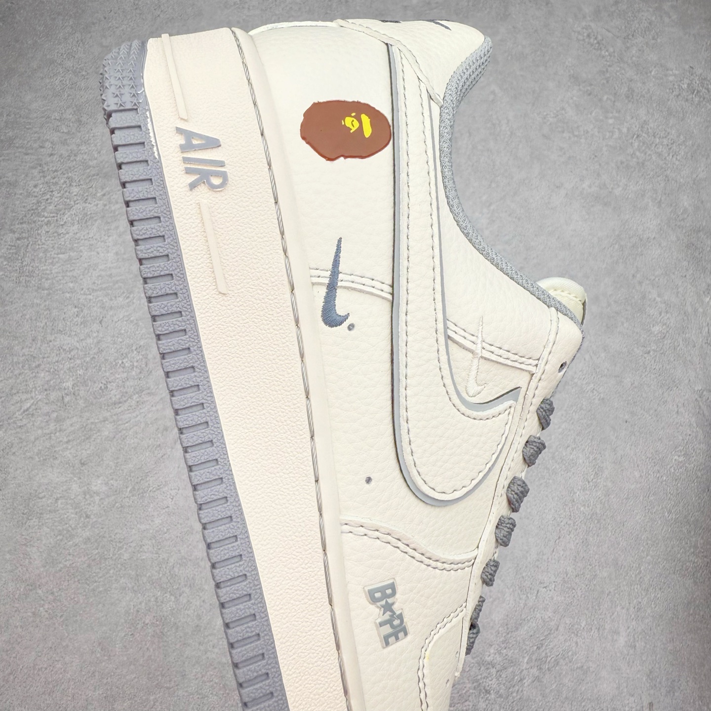 图片[6]-NK Air Force 1´07 Low 空军一号低帮百搭休闲运动板鞋 HH7518-065 柔软、弹性十足的缓震性能和出色的中底设计 横跨复古与现代的外型结合 造就出风靡全球 三十多年的Force 1 直到今天还深受青睐 实拍调校N版已经零色差零失真 百分百还原实物色彩所见即所得 不存在货不对板色差等低级问题 选购参考实物拍摄 不混卖不参货 只用心做好货严格选品 承诺混一赔十 尺码：36 36.5 37.5 38 38.5 39 40 40.5 41 42 42.5 43 44 44.5 45-选品中心