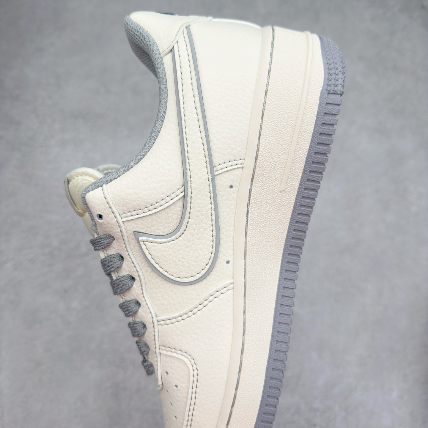 图片[7]-NK Air Force 1´07 Low 空军一号低帮百搭休闲运动板鞋 HH7518-065 柔软、弹性十足的缓震性能和出色的中底设计 横跨复古与现代的外型结合 造就出风靡全球 三十多年的Force 1 直到今天还深受青睐 实拍调校N版已经零色差零失真 百分百还原实物色彩所见即所得 不存在货不对板色差等低级问题 选购参考实物拍摄 不混卖不参货 只用心做好货严格选品 承诺混一赔十 尺码：36 36.5 37.5 38 38.5 39 40 40.5 41 42 42.5 43 44 44.5 45-选品中心