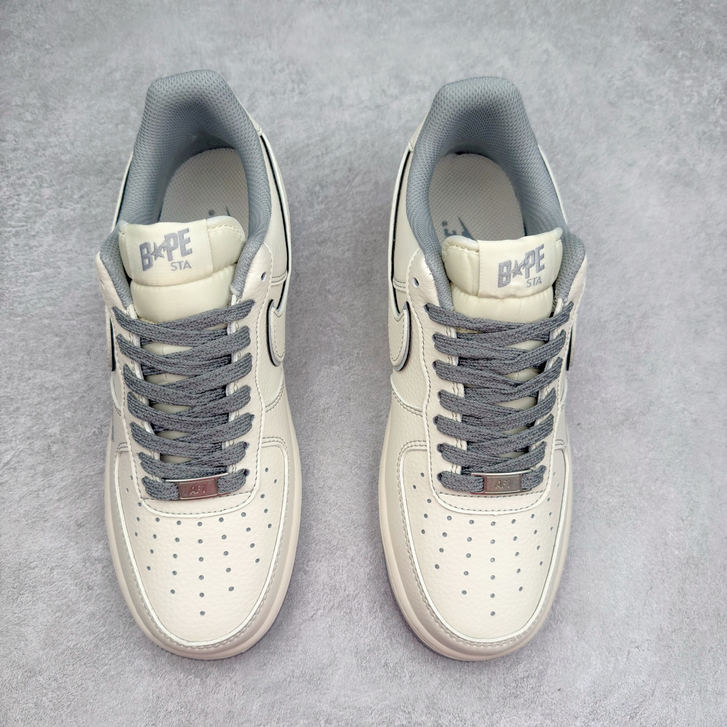 图片[2]-NK Air Force 1´07 Low 空军一号低帮百搭休闲运动板鞋 HH7518-065 柔软、弹性十足的缓震性能和出色的中底设计 横跨复古与现代的外型结合 造就出风靡全球 三十多年的Force 1 直到今天还深受青睐 实拍调校N版已经零色差零失真 百分百还原实物色彩所见即所得 不存在货不对板色差等低级问题 选购参考实物拍摄 不混卖不参货 只用心做好货严格选品 承诺混一赔十 尺码：36 36.5 37.5 38 38.5 39 40 40.5 41 42 42.5 43 44 44.5 45-选品中心