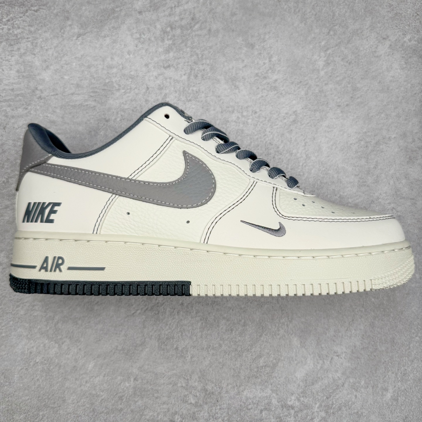 NK Air Force 1´07 Low 空军一号低帮百搭休闲运动板鞋 SC9207-534 柔软、弹性十足的缓震性能和出色的中底设计 横跨复古与现代的外型结合 造就出风靡全球 三十多年的Force 1 直到今天还深受青睐 实拍调校N版已经零色差零失真 百分百还原实物色彩所见即所得 不存在货不对板色差等低级问题 选购参考实物拍摄 不混卖不参货 只用心做好货严格选品 承诺混一赔十 尺码：36 36.5 37.5 38 38.5 39 40 40.5 41 42 42.5 43 44 44.5 45-选品中心