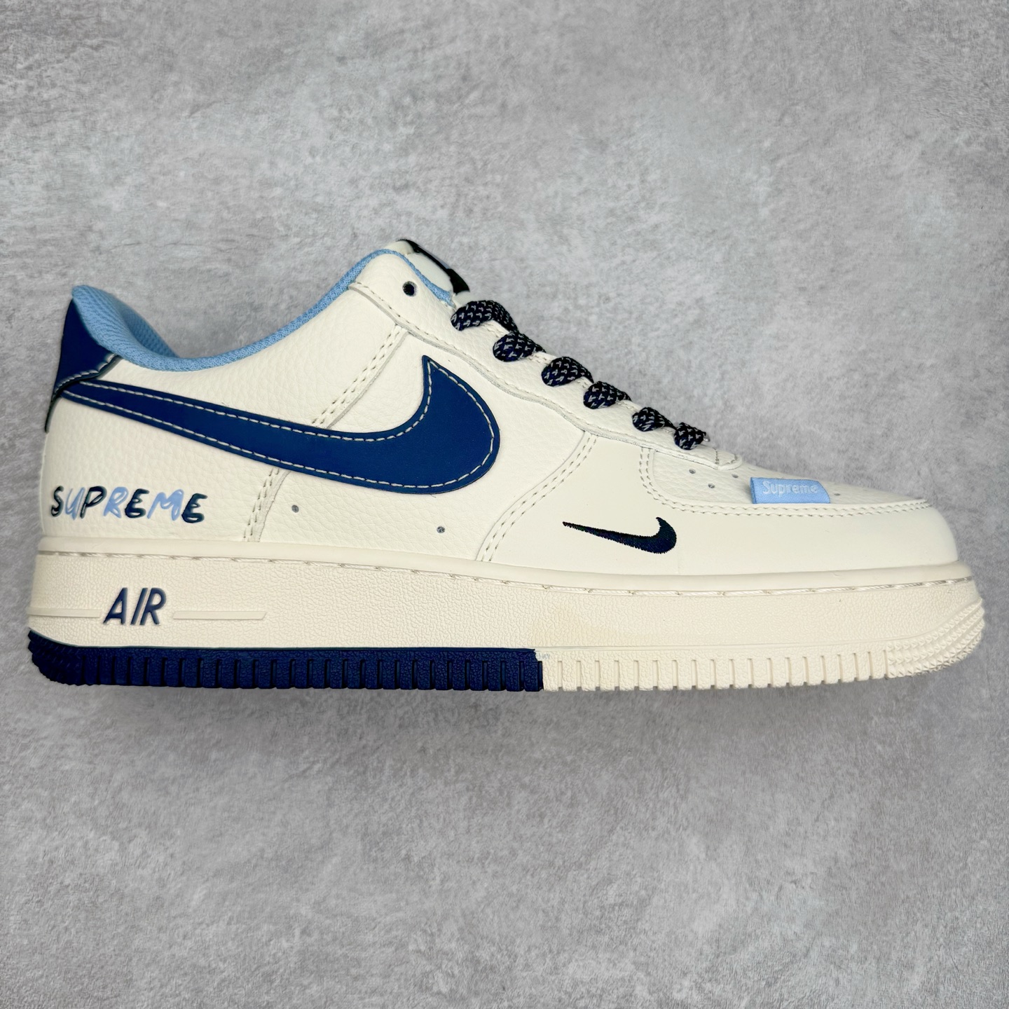 NK Air Force 1´07 Low 空军一号低帮百搭休闲运动板鞋 XS1958-565 柔软、弹性十足的缓震性能和出色的中底设计 横跨复古与现代的外型结合 造就出风靡全球 三十多年的Force 1 直到今天还深受青睐 实拍调校N版已经零色差零失真 百分百还原实物色彩所见即所得 不存在货不对板色差等低级问题 选购参考实物拍摄 不混卖不参货 只用心做好货严格选品 承诺混一赔十 尺码：36 36.5 37.5 38 38.5 39 40 40.5 41 42 42.5 43 44 44.5 45-选品中心