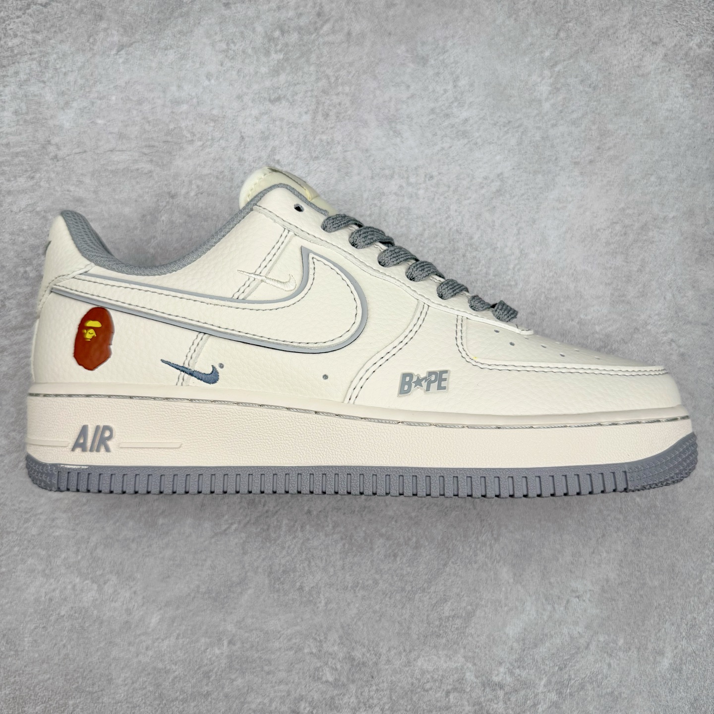 NK Air Force 1´07 Low 空军一号低帮百搭休闲运动板鞋 HH7518-065 柔软、弹性十足的缓震性能和出色的中底设计 横跨复古与现代的外型结合 造就出风靡全球 三十多年的Force 1 直到今天还深受青睐 实拍调校N版已经零色差零失真 百分百还原实物色彩所见即所得 不存在货不对板色差等低级问题 选购参考实物拍摄 不混卖不参货 只用心做好货严格选品 承诺混一赔十 尺码：36 36.5 37.5 38 38.5 39 40 40.5 41 42 42.5 43 44 44.5 45-选品中心