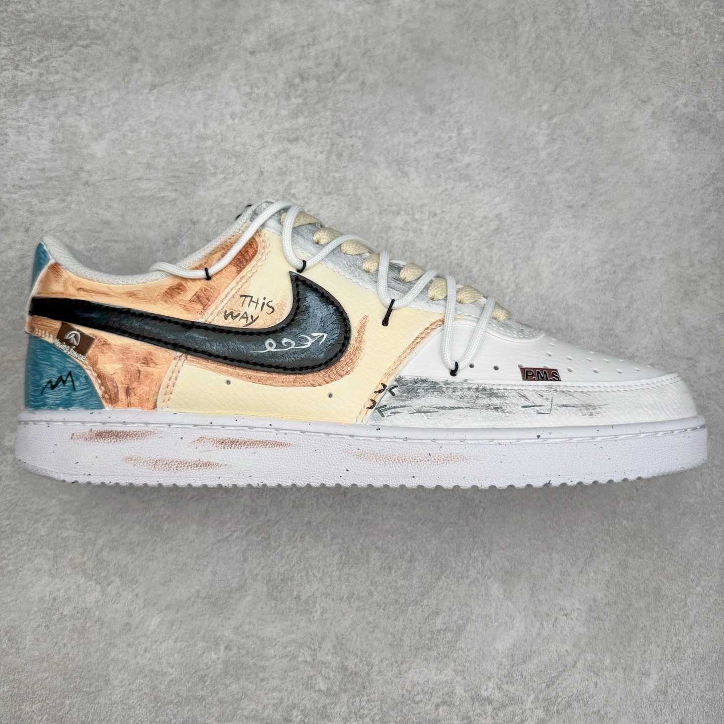 NK Court Vision 1 Low P.M.S“街头涂鸦” 手绘涂鸦定制板鞋 街头涂鸦是一种在公共空间墙壁、建筑物、地铁车厢等载体上创作的视觉艺术形式。它起源于20世纪60年代的美国费城和纽约，早期是街头青年表达自我、宣泄情绪、展现个性的方式，内容常涉及社会问题、个人主张、流行文化等 货号：DH2987-216 尺码：36 36.5 37.5 38 38.5 39 40 40.5 41 42 42.5 43 44 44.5 45-选品中心