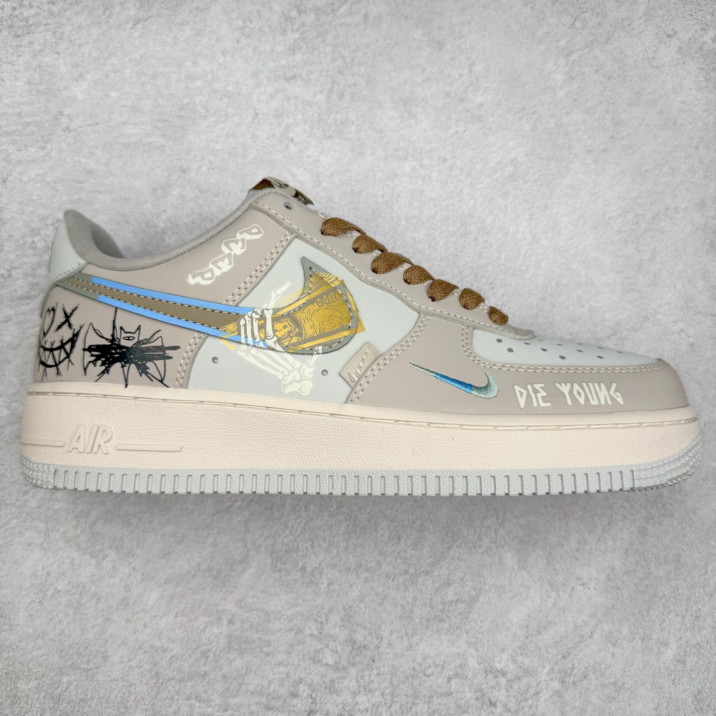 NK Air Force 1´07 Low 空军一号低帮百搭休闲运动板鞋 XL2321-111 柔软、弹性十足的缓震性能和出色的中底设计 横跨复古与现代的外型结合 造就出风靡全球 三十多年的Force 1 直到今天还深受青睐 实拍调校N版已经零色差零失真 百分百还原实物色彩所见即所得 不存在货不对板色差等低级问题 选购参考实物拍摄 不混卖不参货 只用心做好货严格选品 承诺混一赔十 尺码：36 36.5 37.5 38 38.5 39 40 40.5 41 42 42.5 43 44 44.5 45-选品中心