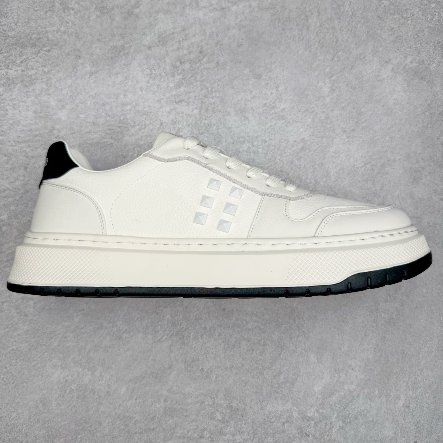 Valentino 华伦天奴 Rockstud untitled 厚底休闲铆钉小白鞋 明星同款 软羊皮低帮运动板鞋 经典百搭款绗缝格纹打造瞩目朋克风格 考究皮质构塑和简洁轮廓 流畅的线条奠定酷感基调 装饰质感橡胶效果 侧面铆钉装饰 穿出了不一样的随性和时髦 阿那亚大秀可谓是刷爆了时尚圈 鞋面全油边 面料：定制牛皮+独家开模橡胶发泡大底 轻便防滑耐磨 脚感舒适 款式耐看做工精细 全套包装 尺码：39 40 41 42 43 44（比运动鞋偏大一码）-选品中心