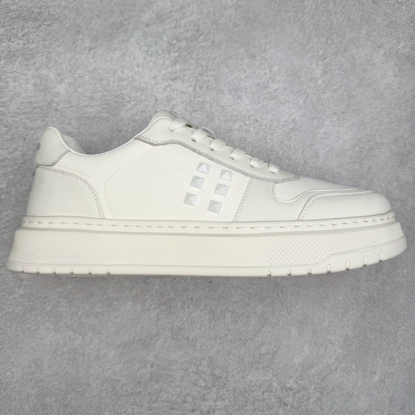 Valentino 华伦天奴 Rockstud untitled 厚底休闲铆钉小白鞋 明星同款 软羊皮低帮运动板鞋 经典百搭款绗缝格纹打造瞩目朋克风格 考究皮质构塑和简洁轮廓 流畅的线条奠定酷感基调 装饰质感橡胶效果 侧面铆钉装饰 穿出了不一样的随性和时髦 阿那亚大秀可谓是刷爆了时尚圈 鞋面全油边 面料：定制牛皮+独家开模橡胶发泡大底 轻便防滑耐磨 脚感舒适 款式耐看做工精细 全套包装 尺码：39 40 41 42 43 44（比运动鞋偏大一码）-选品中心