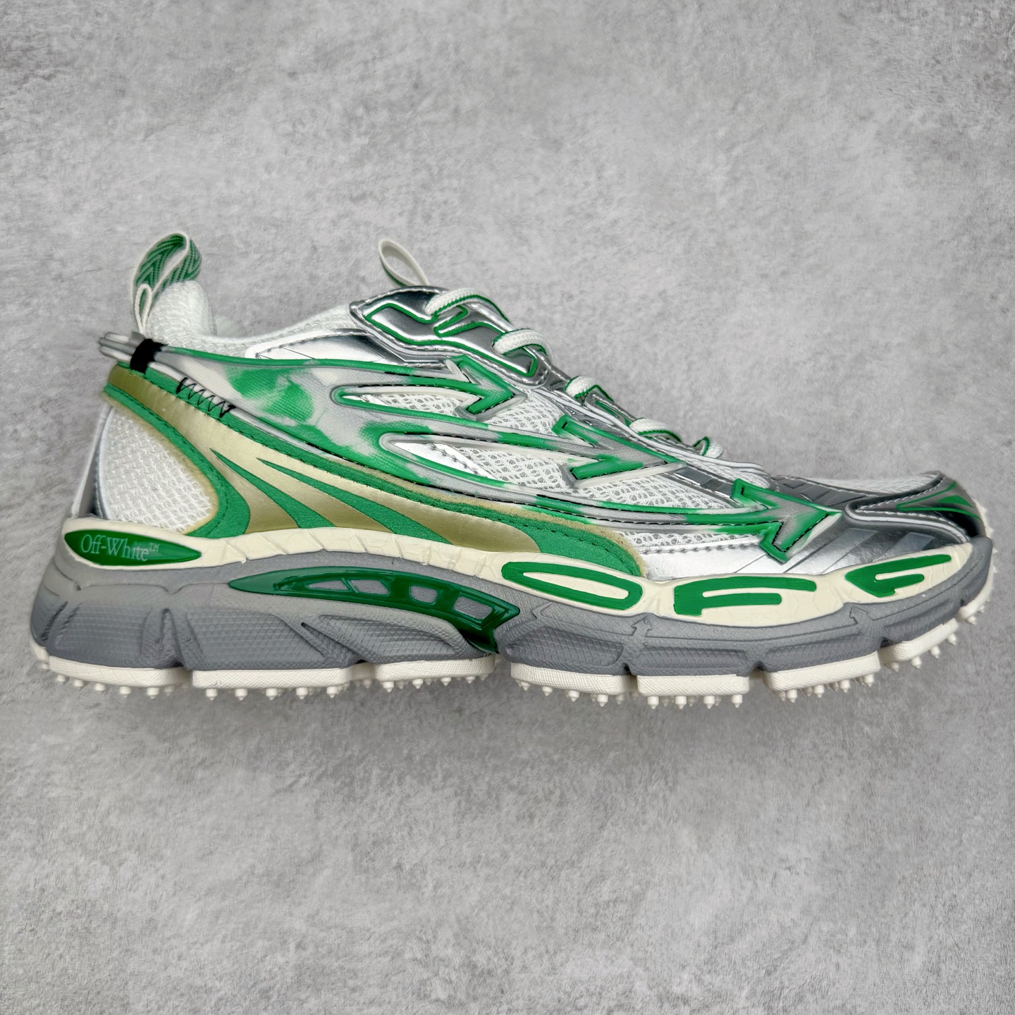 ＃KX Off-White 2024年OW最新款跑鞋 #百分百原盒正确版 原楦原纸板数据开发 4层分离大底#鞋面采用3d立体打印和多种材料拼接而成#防滑耐磨透气性轻便跑鞋 作为曾经爆火 并且定位奢潮领域的标志性品牌 Off-White 仍需要不断更新符合当下潮流时尚的复古运动鞋款，以期收获基本盘消费者的关注 此次更新的 Off-White 新款运动鞋将经典复古老爹鞋细节设计更加夸张化 并将标志性箭头设计置于显著位置 除此之外 整个系列的色彩搭配也可谓纷繁多样 总有一款适合你 Off-White最新运动鞋款估计将在未来几个月登陆品牌专柜 喜欢的朋友切莫错过 尺码：36 37 38 39 40 41 42 43 44 45 46 47-选品中心