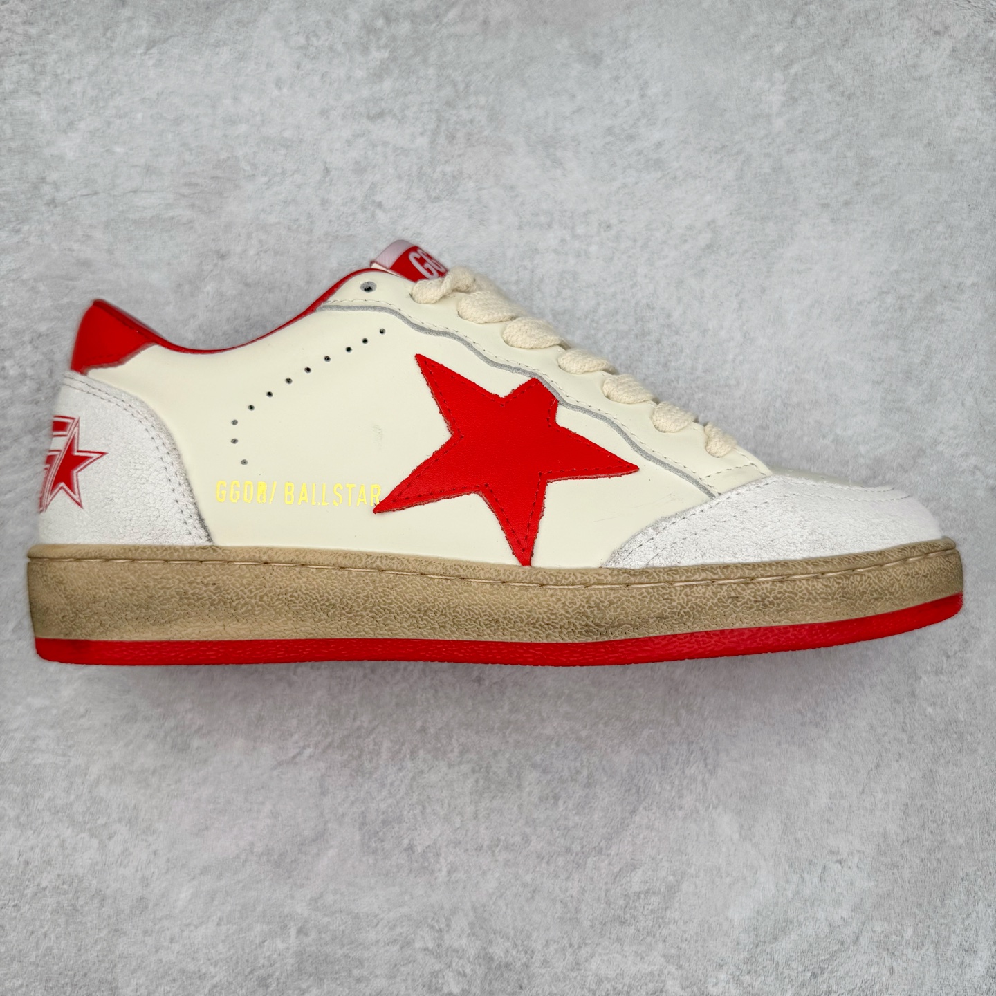 ＃纯原 Golden Goose Super-Star GGDB 小脏鞋休闲时尚板鞋 设计有一种不修边幅的酷感 特意做旧彰显自由随性 百搭无挑剔 订制高端柔软皮革 纯手工制作压印Logo 手工刷洗上色打蜡 确保每一双鞋子的独一无二不管是版型还是材料和质感都已经大幅度的超越同市场其它版本 Super-Star运动鞋是Golden Goose的常绿植物 由于使用了创新的材料和饰面 它在每个季节都伴随着其系列 这款牛皮皮革模型的鞋跟饰有黑色皮革鞋跟 绒面革GGDB星星和金属宇样 标志性的复古外观 尺码：35/45-选品中心