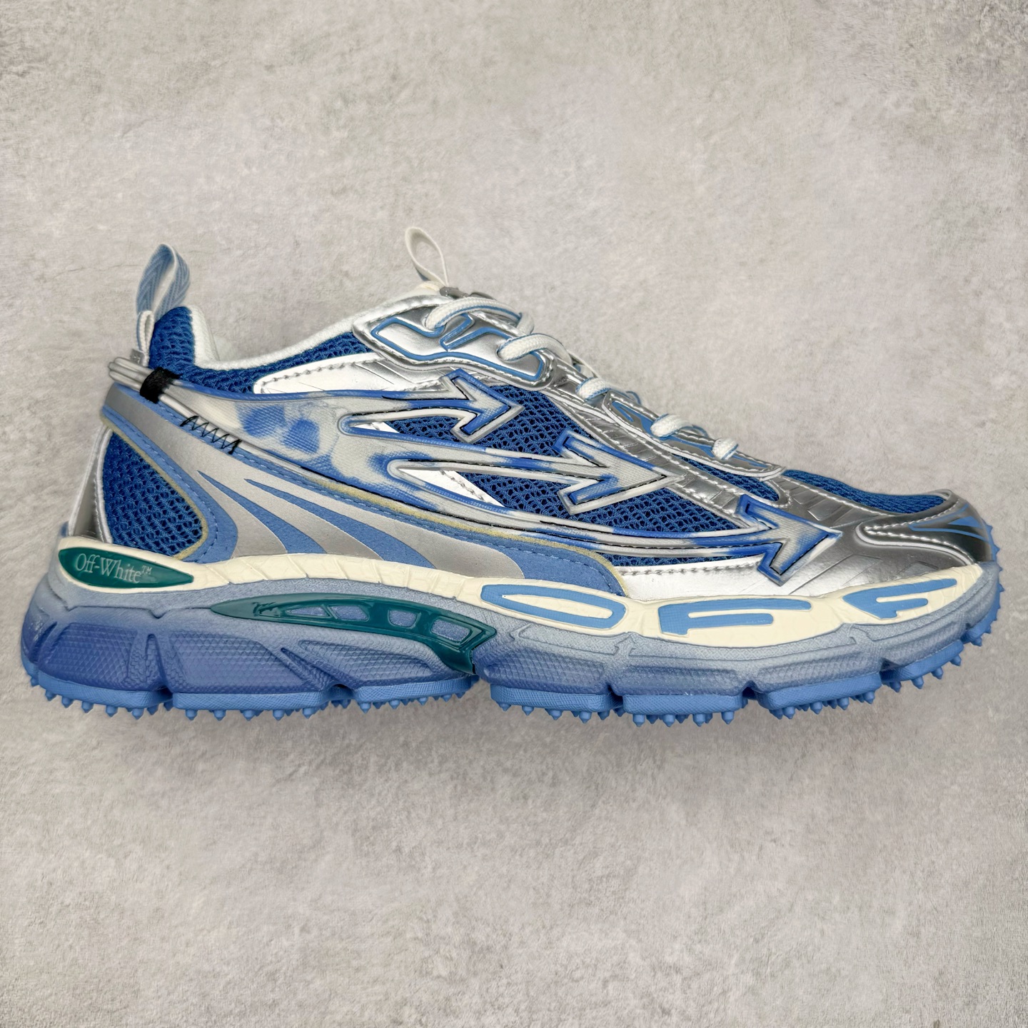 ＃KX Off-White 2024年OW最新款跑鞋 #百分百原盒正确版 原楦原纸板数据开发 4层分离大底#鞋面采用3d立体打印和多种材料拼接而成#防滑耐磨透气性轻便跑鞋 作为曾经爆火 并且定位奢潮领域的标志性品牌 Off-White 仍需要不断更新符合当下潮流时尚的复古运动鞋款，以期收获基本盘消费者的关注 此次更新的 Off-White 新款运动鞋将经典复古老爹鞋细节设计更加夸张化 并将标志性箭头设计置于显著位置 除此之外 整个系列的色彩搭配也可谓纷繁多样 总有一款适合你 Off-White最新运动鞋款估计将在未来几个月登陆品牌专柜 喜欢的朋友切莫错过 尺码：36 37 38 39 40 41 42 43 44 45 46 47-选品中心