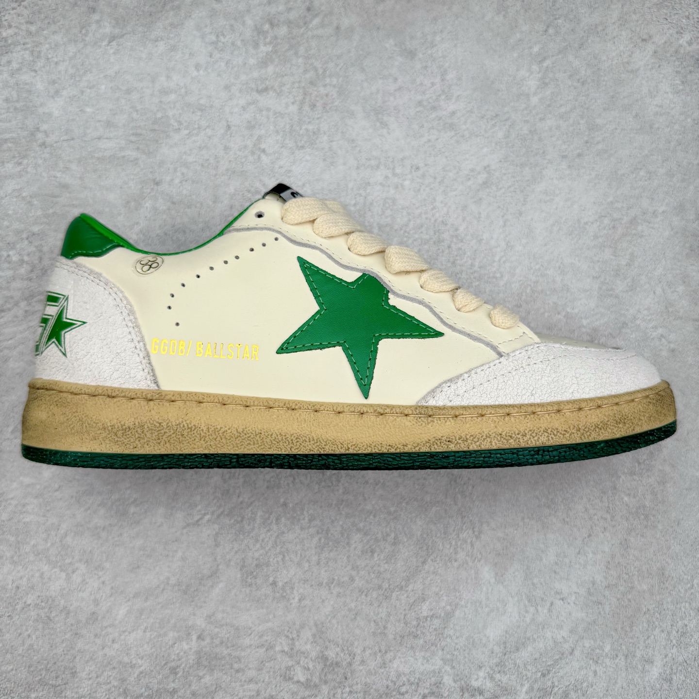 ＃纯原 Golden Goose Super-Star GGDB 小脏鞋休闲时尚板鞋 设计有一种不修边幅的酷感 特意做旧彰显自由随性 百搭无挑剔 订制高端柔软皮革 纯手工制作压印Logo 手工刷洗上色打蜡 确保每一双鞋子的独一无二不管是版型还是材料和质感都已经大幅度的超越同市场其它版本 Super-Star运动鞋是Golden Goose的常绿植物 由于使用了创新的材料和饰面 它在每个季节都伴随着其系列 这款牛皮皮革模型的鞋跟饰有黑色皮革鞋跟 绒面革GGDB星星和金属宇样 标志性的复古外观 尺码：35/45-选品中心