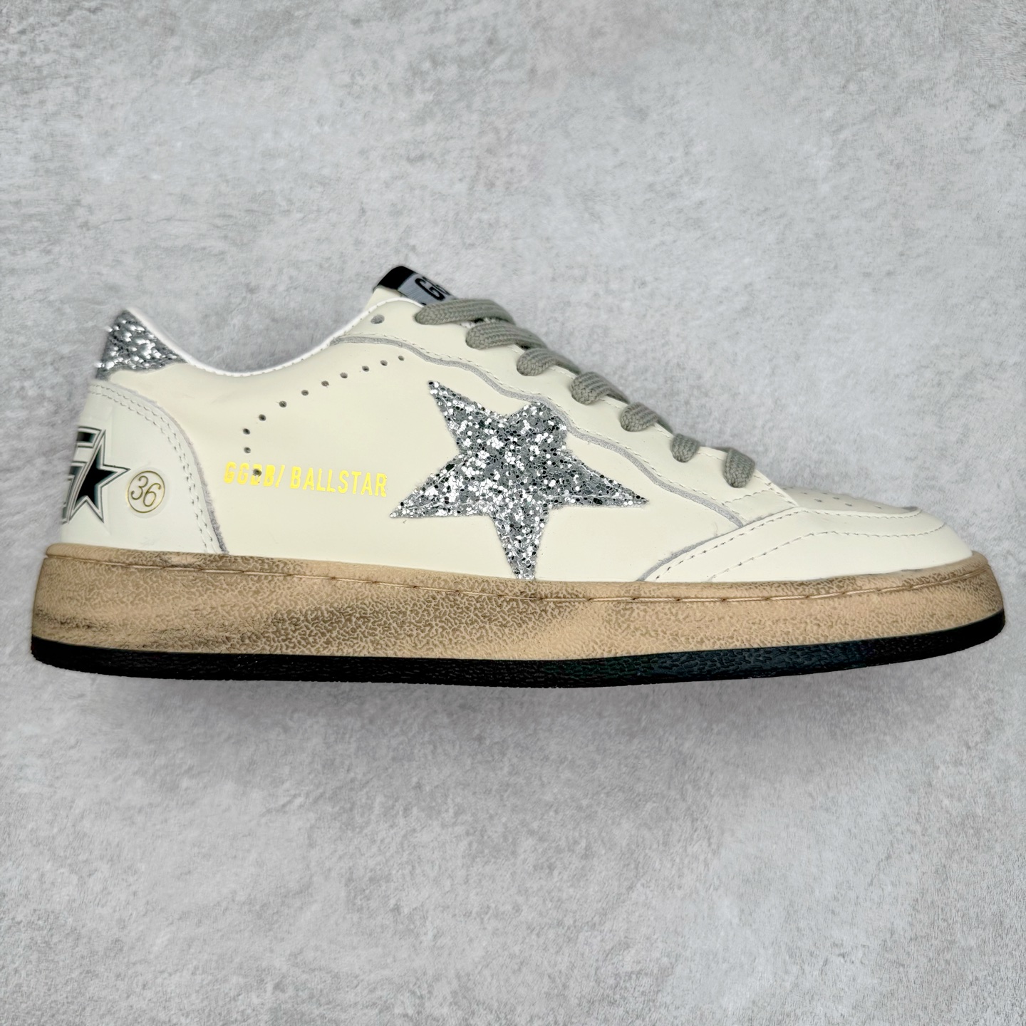 ＃纯原 Golden Goose Super-Star GGDB 小脏鞋休闲时尚板鞋 设计有一种不修边幅的酷感 特意做旧彰显自由随性 百搭无挑剔 订制高端柔软皮革 纯手工制作压印Logo 手工刷洗上色打蜡 确保每一双鞋子的独一无二不管是版型还是材料和质感都已经大幅度的超越同市场其它版本 Super-Star运动鞋是Golden Goose的常绿植物 由于使用了创新的材料和饰面 它在每个季节都伴随着其系列 这款牛皮皮革模型的鞋跟饰有黑色皮革鞋跟 绒面革GGDB星星和金属宇样 标志性的复古外观 尺码：35/45-选品中心