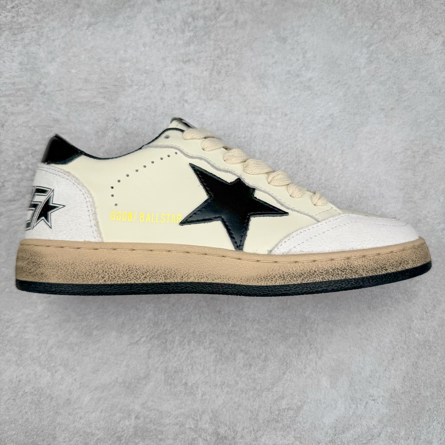 ＃纯原 Golden Goose Super-Star GGDB 小脏鞋休闲时尚板鞋 设计有一种不修边幅的酷感 特意做旧彰显自由随性 百搭无挑剔 订制高端柔软皮革 纯手工制作压印Logo 手工刷洗上色打蜡 确保每一双鞋子的独一无二不管是版型还是材料和质感都已经大幅度的超越同市场其它版本 Super-Star运动鞋是Golden Goose的常绿植物 由于使用了创新的材料和饰面 它在每个季节都伴随着其系列 这款牛皮皮革模型的鞋跟饰有黑色皮革鞋跟 绒面革GGDB星星和金属宇样 标志性的复古外观 尺码：35/45-选品中心