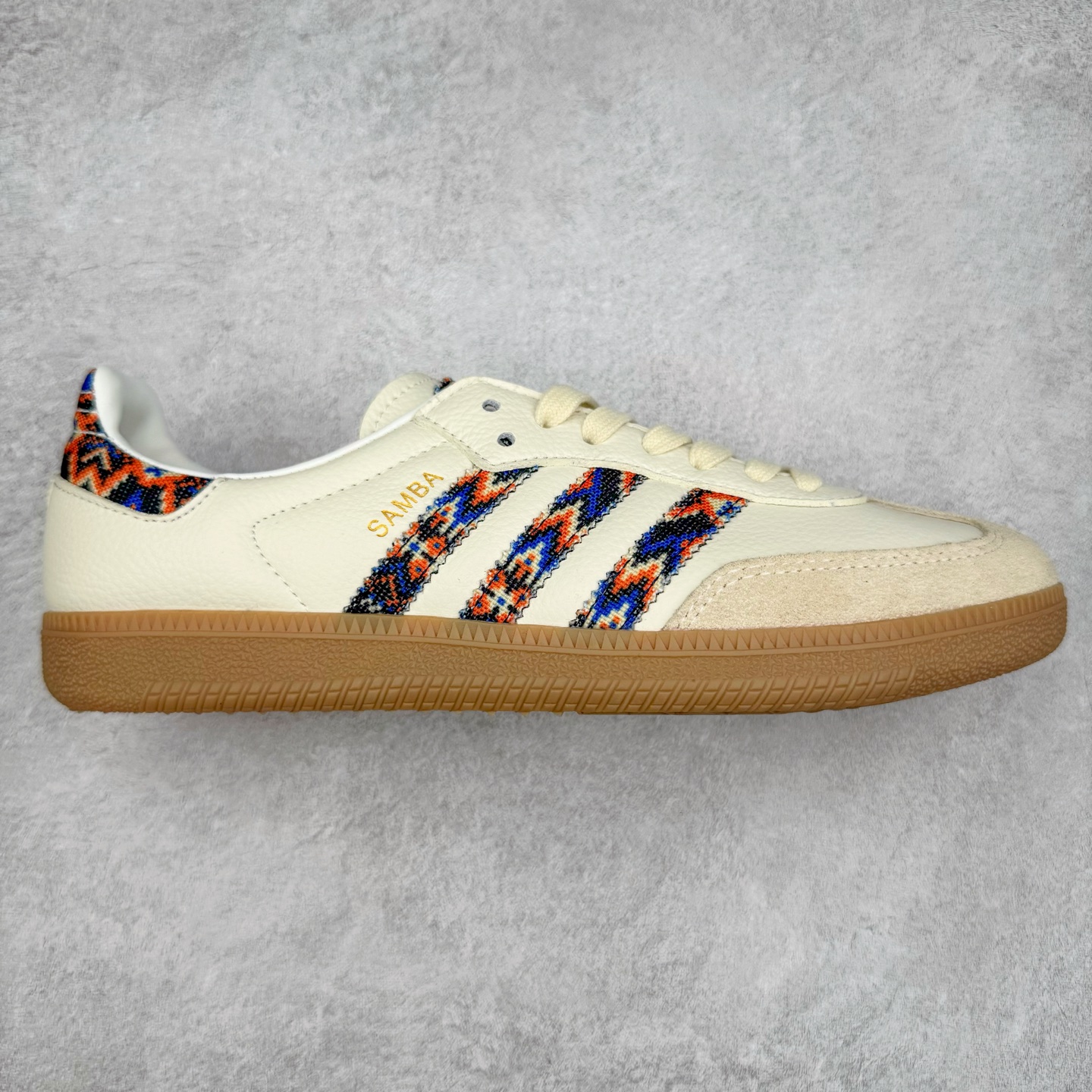 AD Original Samba OG 复古经典轻便板鞋 JQ0014 这款桑巴鞋展示了高质量的工艺 带有装饰的超锁缝制和无缝的手感 柔软、柔软的皮革造型和标志性的3条纹完成了精致的外观 正规合身鞋带 鞋面上有绒面鞋垫 橡胶鞋底 享受正畸套筒软感 自50年代首次亮相以来就一直在赢得粉丝的青睐 尺码：36 36.5 37.5 38 38.5 39 40 40.5 41 42 42.5 43 44 44.5 45-选品中心