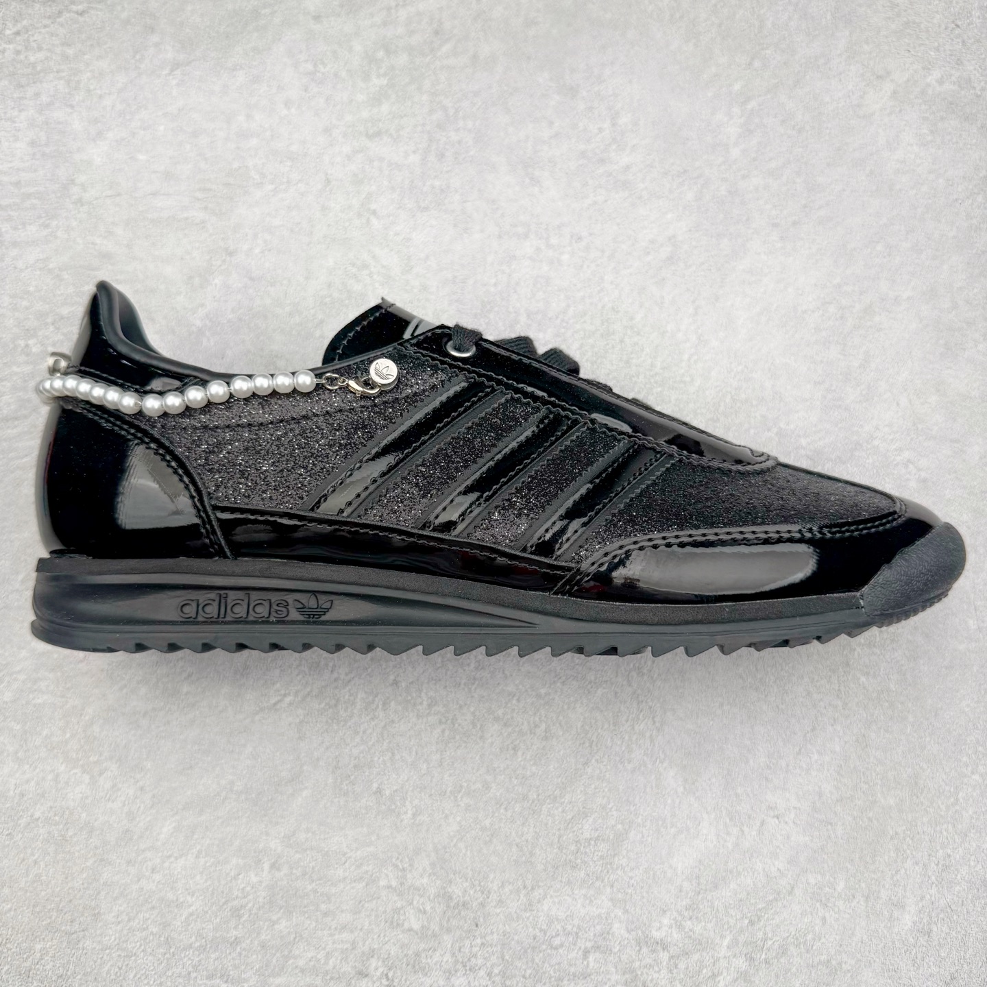 ＃HP纯原 AD Wmns SL72 OG 系列德训足球风百搭低帮休闲运动板鞋 JQ2615 采用高弹EVA+MODEL+RB三层组合底 区别市面RB一体大底 三层组合鞋底重量与原鞋一致 Originals 将有「T 头鞋」造型的诞生于 1972 年的 SL72 鞋款复刻带回 各位买鞋又有新选择了 1972 年 SL72 问世后 引领了后来阿迪达斯的跑鞋发展方向 其中「SL」代表了 Super Light 彰显了产品轻便的特性 1972 年 SL72 问世后 引领了后来阿迪达斯的跑鞋发展方向 其中「SL」代表了 Super Light 彰显了产品轻便的特性 这次 Originals 延续其轻质经典的基因 带来男女两款 SL72 男生款带来 SL72 RS 鞋型 RS 意为 Reshaped（重塑）鞋款在保留了经典的外观基础上 在尼龙材质里增加了填充物 使鞋型更加挺立和饱满 鞋头则更加圆润 鞋底的 EVA 材质则增加了鞋款的高度 女生款则带来 SL72 OG W 鞋型 OG 顾名思义则是致敬经典款式 相较于 RS（Reshaped）鞋款 鞋身更加纤细 其整体鞋身轮廓、线条、细节、材质上尊崇 70 年代 SL72 的设计 还原经典味道 尺码：36 36⅔ 37⅓ 38 38⅔ 39⅓ 40 40⅔ 41⅓ 42 42⅔ 43⅓ 44 44⅔ 45-选品中心