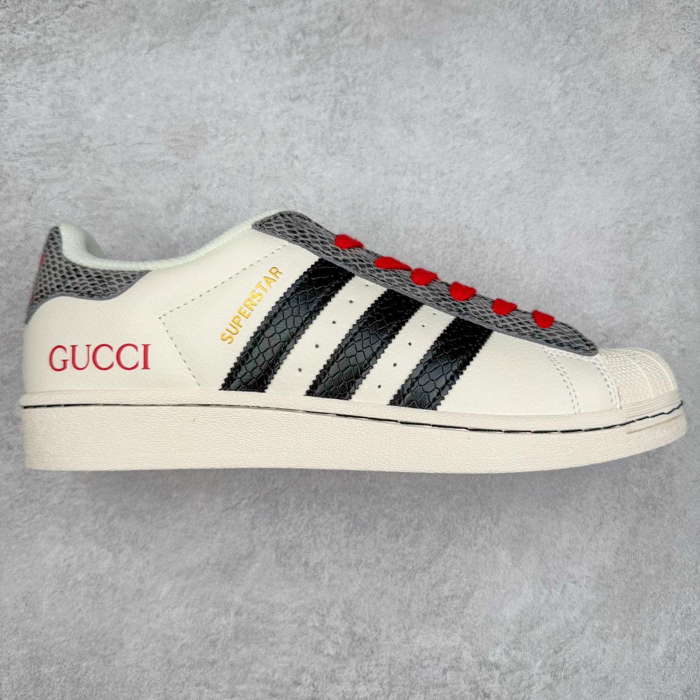 AD Originals Superstar 经典复古贝壳头板鞋 BZ2523 诞生于1969年 是第一双将全皮面鞋 身与橡胶鞋头结合在一起的低帮篮球鞋 Superstar最开始 是作为高帮篮球鞋Pro Model的低帮版本而出现的 但因为其独特和醒目的橡胶鞋头造型而让大家熟知 被大家形象地称为\\\”shelltoe\\\”贝壳头 在70年代的美国职业篮球场上 接近3/4的NBA球员都将这双Superstar作为场上用鞋 80年代之后 经过不断的改良和发展 Superstar逐渐成为横跨时装、音乐、街头文化、休闲和运动等各大领域的时尚潮鞋 尺码：36 36.5 37 38 38.5 39 40 40.5 41 42 42.5 43 44 44.5 45-选品中心