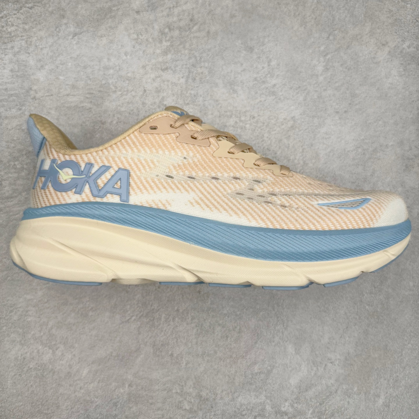 HOKA ONE ONE Clifton 克里夫顿9代专业性能减震公路跑步鞋 轻盈透气的针织网面和纱线的使用让鞋面更挺拔 增强鞋面的强度和支撑性能 搭配柔软的鞋舌 让双脚在舒适包裹中跑的更加畅快 全新泡棉中底 柔软的同时增强回弹性能 为不同跑者提供更平稳流畅的脚感 带来全面的缓冲保护 根据人体工程学设计的延长拉襟 后跟处弹软的海绵填充舒适固定 避免掉跟和摩擦 相比上一代光滑的内衬 Clifton 9的内衬增强了摩擦力 避免双脚在鞋内滑动 尺码：36 36.5 37.5 38 38.5 39 40 40.5 41 42 42.5 43 44 44.5 45-选品中心