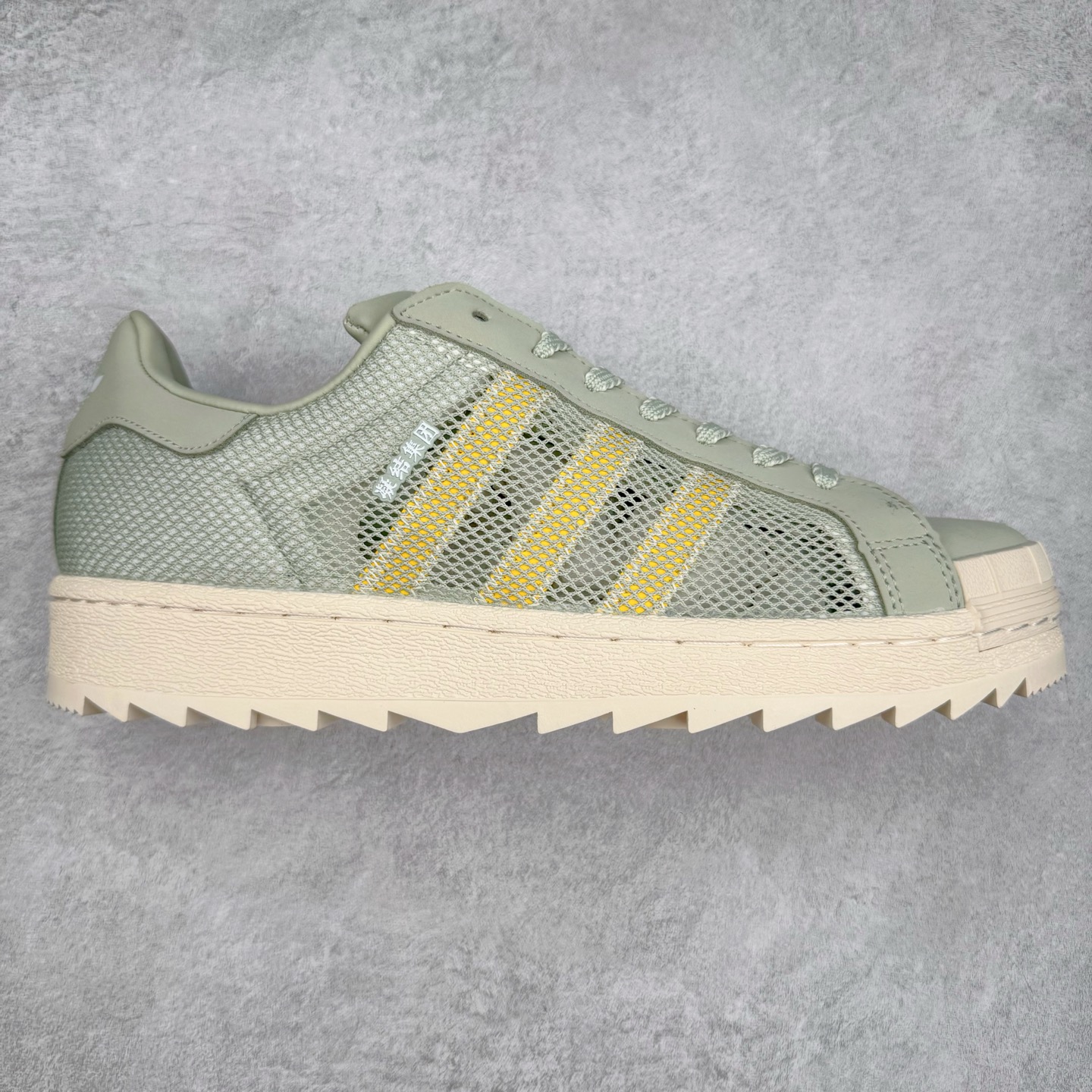 NBHD/NEIGHBORHOOD x CLOT x Adidas Originals Superstar PNS 贝壳头联名 锯齿底系列低帮百搭休闲运动板鞋 IH3643 AD Originals与陈冠希正式宣布成为全球合作伙伴，共同打造 Originals by Edison Chen系列。这一重要联合将开启重新定义创新精神和塑造文化传承的新时代。全球生活方式品牌CLOT迎来了成立20周年，陈冠希作为创始人兼创意总监，年轻时从温哥华移居香港，这段经历让他感受到了东西方文化的碰撞，拥有丰富的视角使他对东西方多元化有了更加深入的认识，并为创立CLOT打下了坚实的基础。对于此次合作，陈冠希凭借着他的思维视野和创意能力，结合adidas丰富的档案和历史，推出了一系列独家合作款式。CLOT 2024年春夏系列时装秀以“承前启后”为主题展开，寓意着品牌致力于培养新秀，延续以国际视野呈现中华文化，并将其创作带到全球的承诺。为进一步加强创意理念，CLOT创始人兼创意总监陈冠希特别邀请了著名时装设计师Humberto Leon，共同设计了本季度系列。该系列围绕三种截然不同的风格进行探索，包括正式、富有生活感和街头风格的服饰，呈现出既可以分别探索又能将三者融合的系列。其中还包括了adidas与陈冠希携手NEIGHBORHOOD共同推出的NEIGHBORHOOD CLOT SUPERSTAR BY EDISON CHEN三方联名鞋款，经过重新设计的标志性SUPERSTAR运动鞋以齿状鞋底和仿旧处理的半贝壳头结合形成独特的轮廓，鞋面网布下有反光装饰的三条纹细节，后跟部分同样点缀着带有反光装饰效果的“凝结集团”标志。adidas Originals by Edison Chen系列旨在体现品牌与陈冠希对创新精神的共同愿景。尺码：36 36⅔ 37⅓ 38 38⅔ 39⅓ 40 40⅔ 41⅓ 42 42⅔ 43⅓ 44 44⅔ 45-选品中心