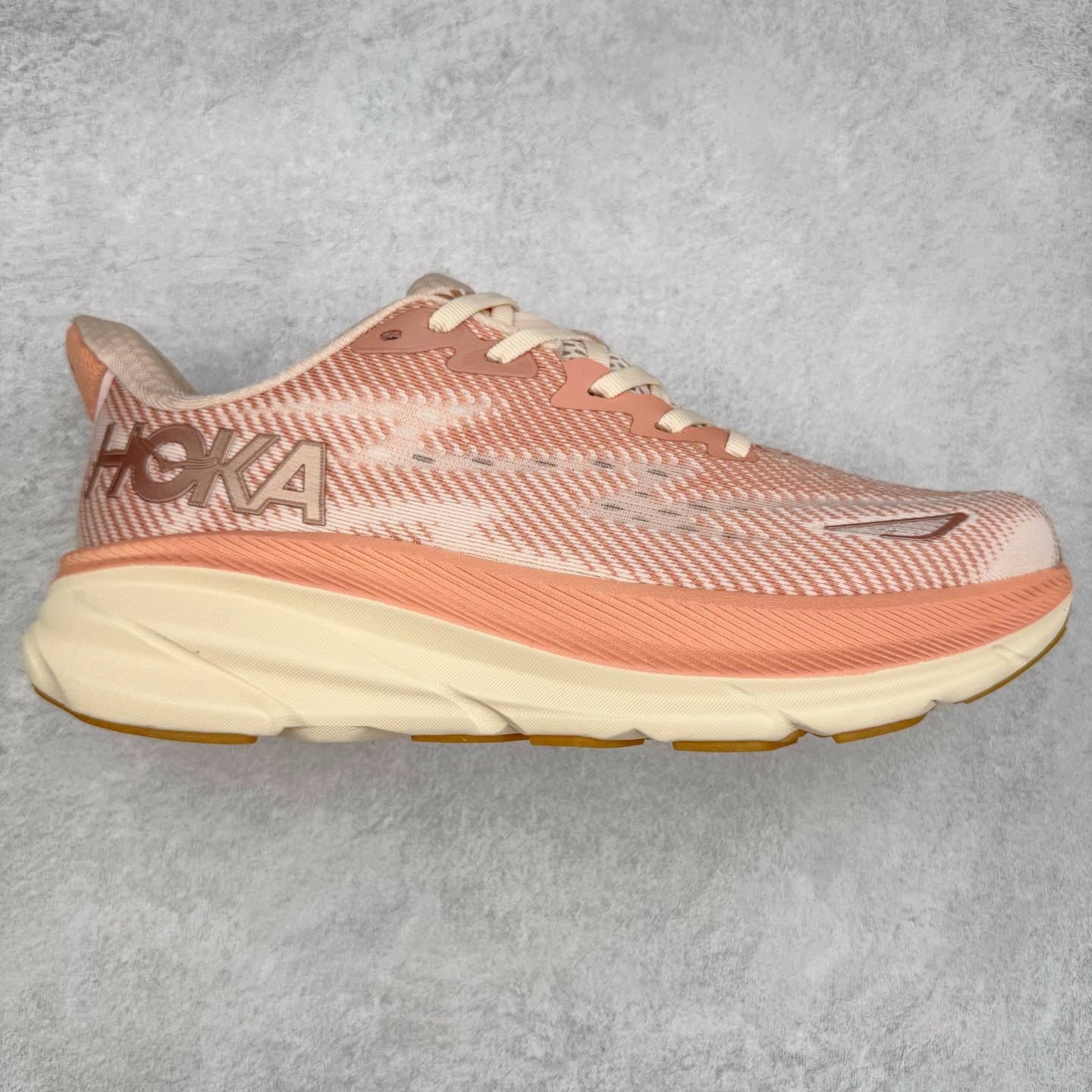 HOKA ONE ONE Clifton 克里夫顿9代专业性能减震公路跑步鞋 轻盈透气的针织网面和纱线的使用让鞋面更挺拔 增强鞋面的强度和支撑性能 搭配柔软的鞋舌 让双脚在舒适包裹中跑的更加畅快 全新泡棉中底 柔软的同时增强回弹性能 为不同跑者提供更平稳流畅的脚感 带来全面的缓冲保护 根据人体工程学设计的延长拉襟 后跟处弹软的海绵填充舒适固定 避免掉跟和摩擦 相比上一代光滑的内衬 Clifton 9的内衬增强了摩擦力 避免双脚在鞋内滑动 尺码：36 36.5 37.5 38 38.5 39 40 40.5 41 42 42.5 43 44 44.5 45-选品中心