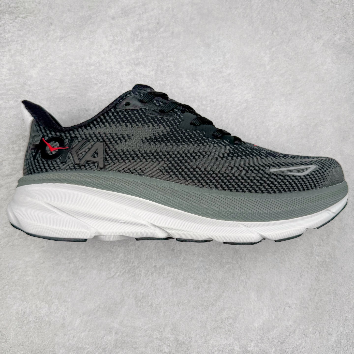 HOKA ONE ONE Clifton 克里夫顿9代专业性能减震公路跑步鞋 轻盈透气的针织网面和纱线的使用让鞋面更挺拔 增强鞋面的强度和支撑性能 搭配柔软的鞋舌 让双脚在舒适包裹中跑的更加畅快 全新泡棉中底 柔软的同时增强回弹性能 为不同跑者提供更平稳流畅的脚感 带来全面的缓冲保护 根据人体工程学设计的延长拉襟 后跟处弹软的海绵填充舒适固定 避免掉跟和摩擦 相比上一代光滑的内衬 Clifton 9的内衬增强了摩擦力 避免双脚在鞋内滑动 尺码：36 36.5 37.5 38 38.5 39 40 40.5 41 42 42.5 43 44 44.5 45-选品中心