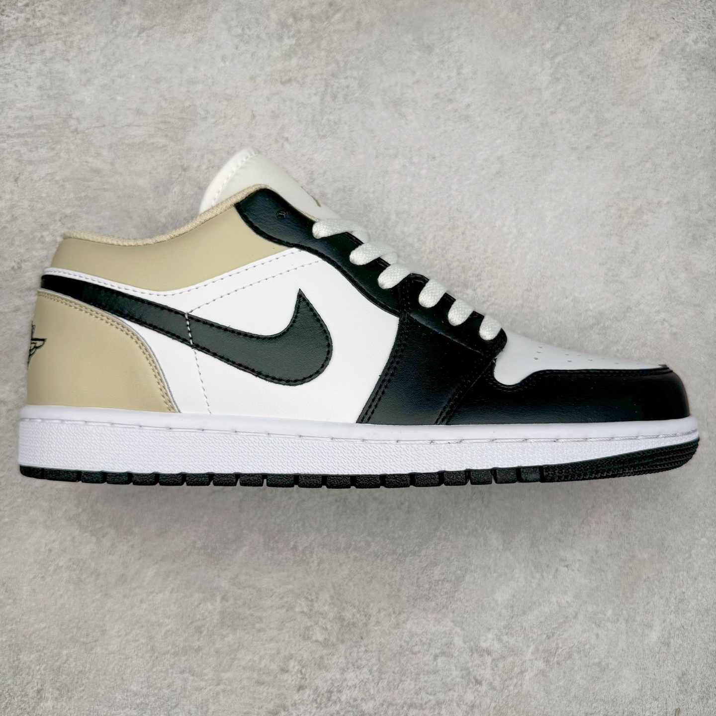 ＃K版 Air Jordan AJ1 Low 低帮 黑白米黄 553558-153 全新流水线出品 DT版本唯一平替选择 市场第二梯队最强版 全部原鞋开发 原楦原纸板开发 全鞋电脑针车 原厂内置全掌气垫 原盒内在原标 唯一Zp原版鞋带绑法 免检产品 全新2022版型 全头层皮料 完美零毛边处理 原厂配置全掌气垫 价格定位良心 几十个配色陆续出货 实拍调校N版已经零色差零失真 百分百还原实物色彩所见即所得 不存在货不对板色差等低级问题 选购参考实物拍摄 不混卖不参货 只用心做好货严格选品 承诺混一赔十 尺码：36 36.5 37.5 38 38.5 39 40 40.5 41 42 42.5 43 44 44.5 45-选品中心