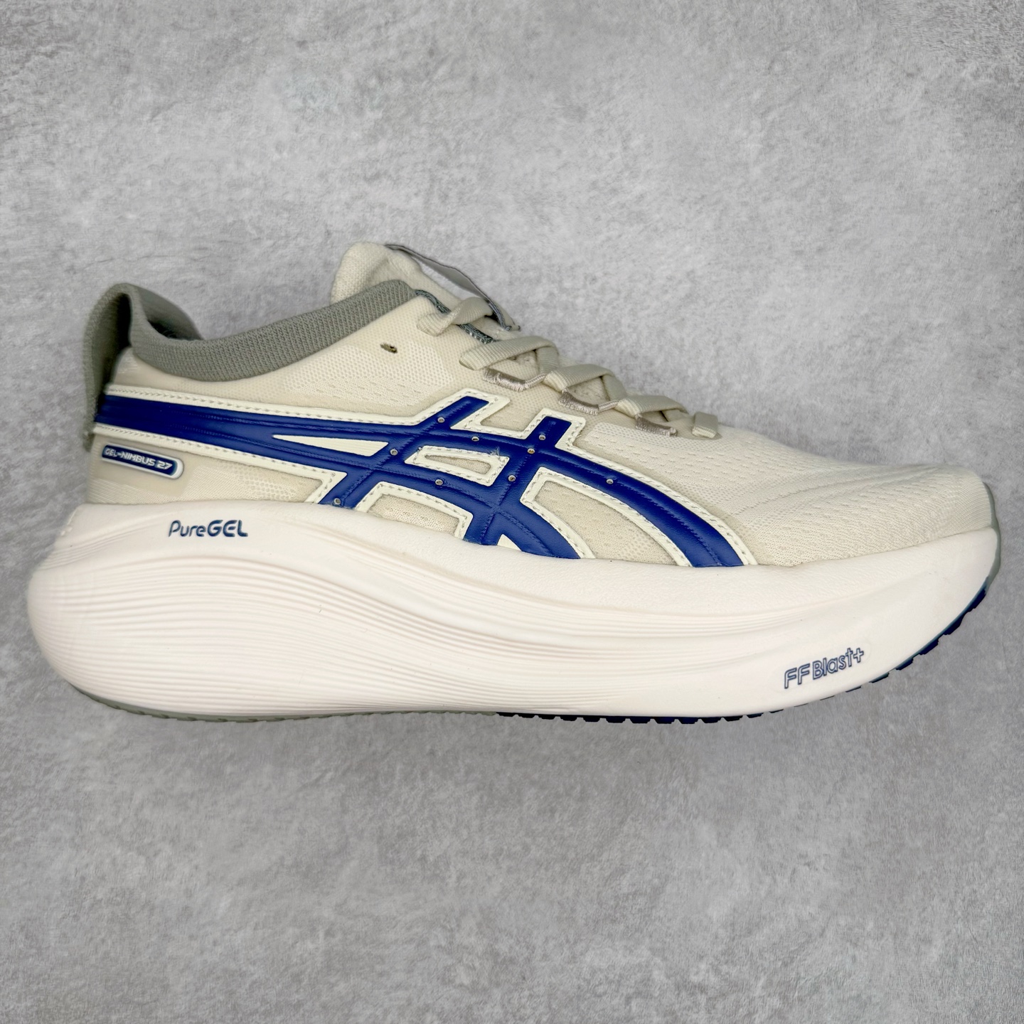 Asics GEL-Nimbus 27 亚瑟士缓震跑鞋 近年复古风潮的势头很旺 ASICS一直坚信保持身体的健康与活力是打造健康快乐的生活方式的最佳途径 ASICS为复古鞋型注入新设计 为玩家的街头穿搭提供了更多可能 GEL-NIMBUSTM9运动鞋最初是为中立和仰卧跑步者设计的长距离训练器 采用原始材料和关键细节重新设计 其Y2K时代的工业外观也被大胆的对比和色块所抵消 尺码：36 36.5 37.5 38 38.5 39 40 40.5 41.5 42 42.5 43.5 44 44.5 45-选品中心