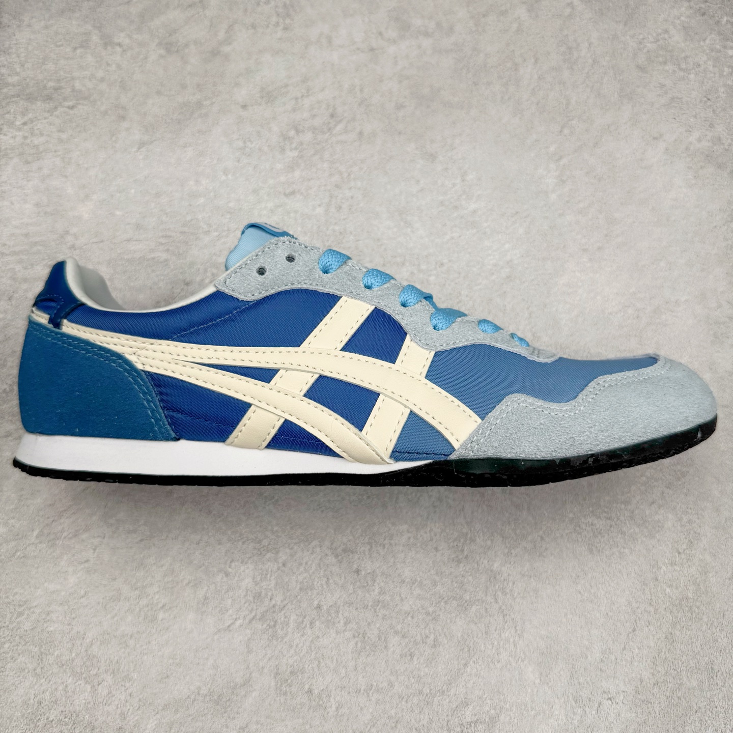 Onitsuka 鬼冢虎 Serrano系列 潮流舒适轻便生活休闲鞋 上架实拍鞋面采用翻毛皮和牛津布面设计制作,透气性好,包裹感很强。鞋底采用防滑耐磨橡胶大底,脚感轻便舒适。鞋掌做了加宽处理,穿着更加舒适。尺码:36 37 37.5 38 39 39.5 40 40.5 41.5 42 42.5 43.5 44 45-选品中心