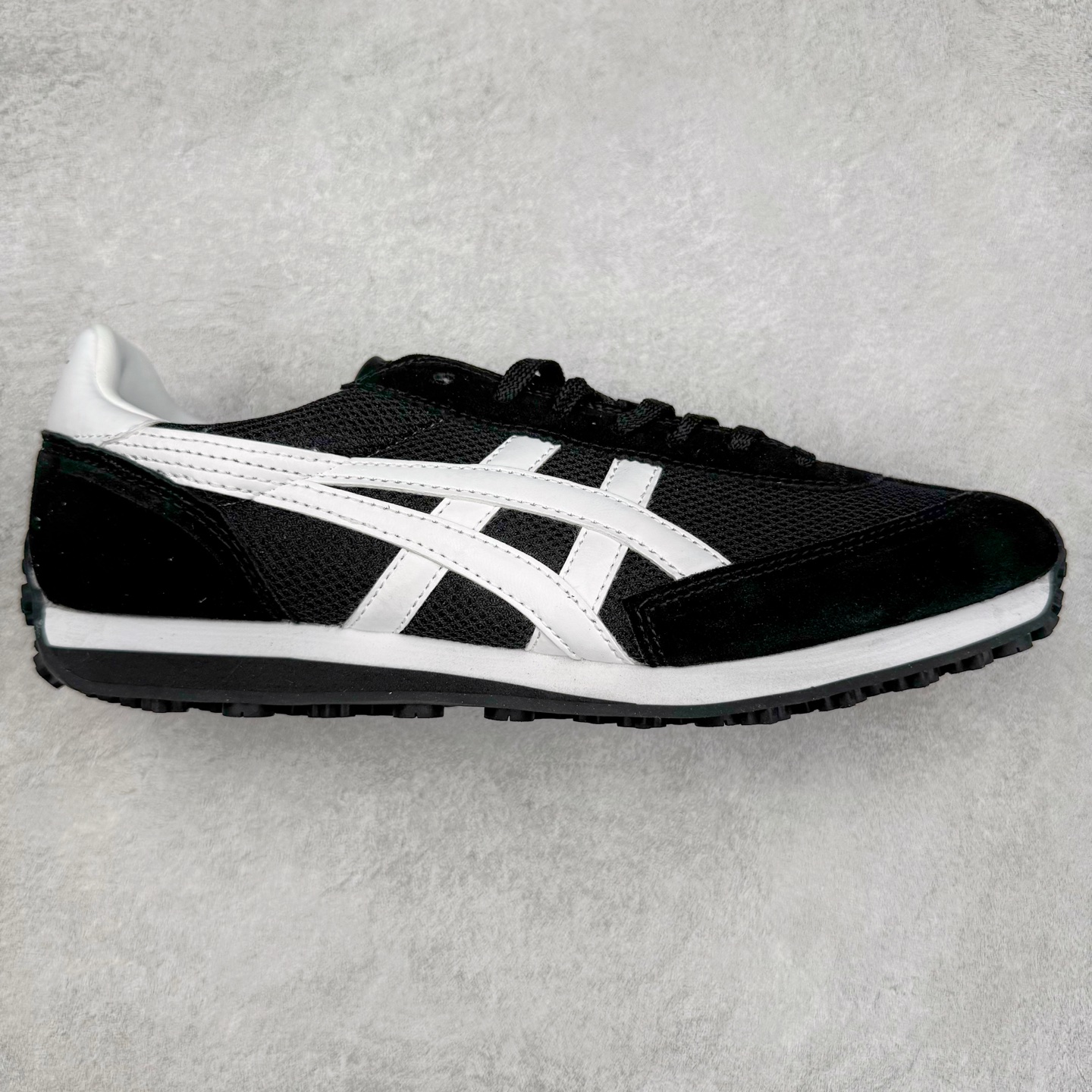Onitsuka 鬼冢虎 Serrano系列 潮流舒适轻便生活休闲鞋 上架实拍鞋面采用翻毛皮和牛津布面设计制作，透气性好，包裹感很强。鞋底采用防滑耐磨橡胶大底，脚感轻便舒适。鞋掌做了加宽处理，穿着更加舒适。尺码：36 37 37.5 38 39 39.5 40 40.5 41.5 42 42.5 43.5 44 45-选品中心