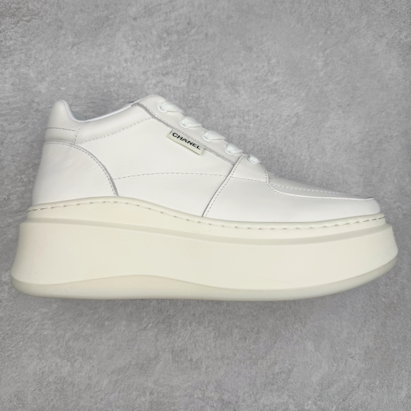 Chanel香奈儿—2025新款 熊猫厚底增高休闲鞋 专柜顶级休闲款运动鞋 这款经典设计；鞋面头层牛皮 多种工艺风格；大底时尚厚底增高，不平凡的拥入了多种配色元素 多元化混搭非常好看百搭，休闲，时尚，运动，户外都能兼顾…… ꫛꫀꪝ Go➫ 材料： ❶鞋面采用： 原版进口牛皮 ❷内里采用： 原版进口透气网 ❸大底根据： 原版TPU组合大底 专柜精品包装全套女 35–39-选品中心