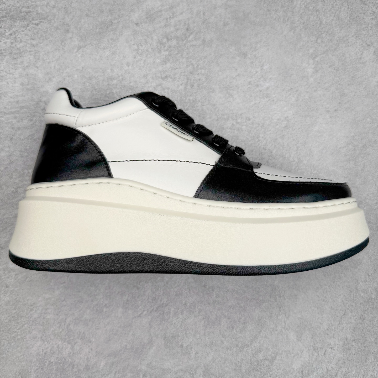 Chanel香奈儿—2025新款 熊猫厚底增高休闲鞋 专柜顶级休闲款运动鞋 这款经典设计；鞋面头层牛皮 多种工艺风格；大底时尚厚底增高，不平凡的拥入了多种配色元素 多元化混搭非常好看百搭，休闲，时尚，运动，户外都能兼顾…… ꫛꫀꪝ Go➫ 材料： ❶鞋面采用： 原版进口牛皮 ❷内里采用： 原版进口透气网 ❸大底根据： 原版TPU组合大底 专柜精品包装全套女 35–39-选品中心