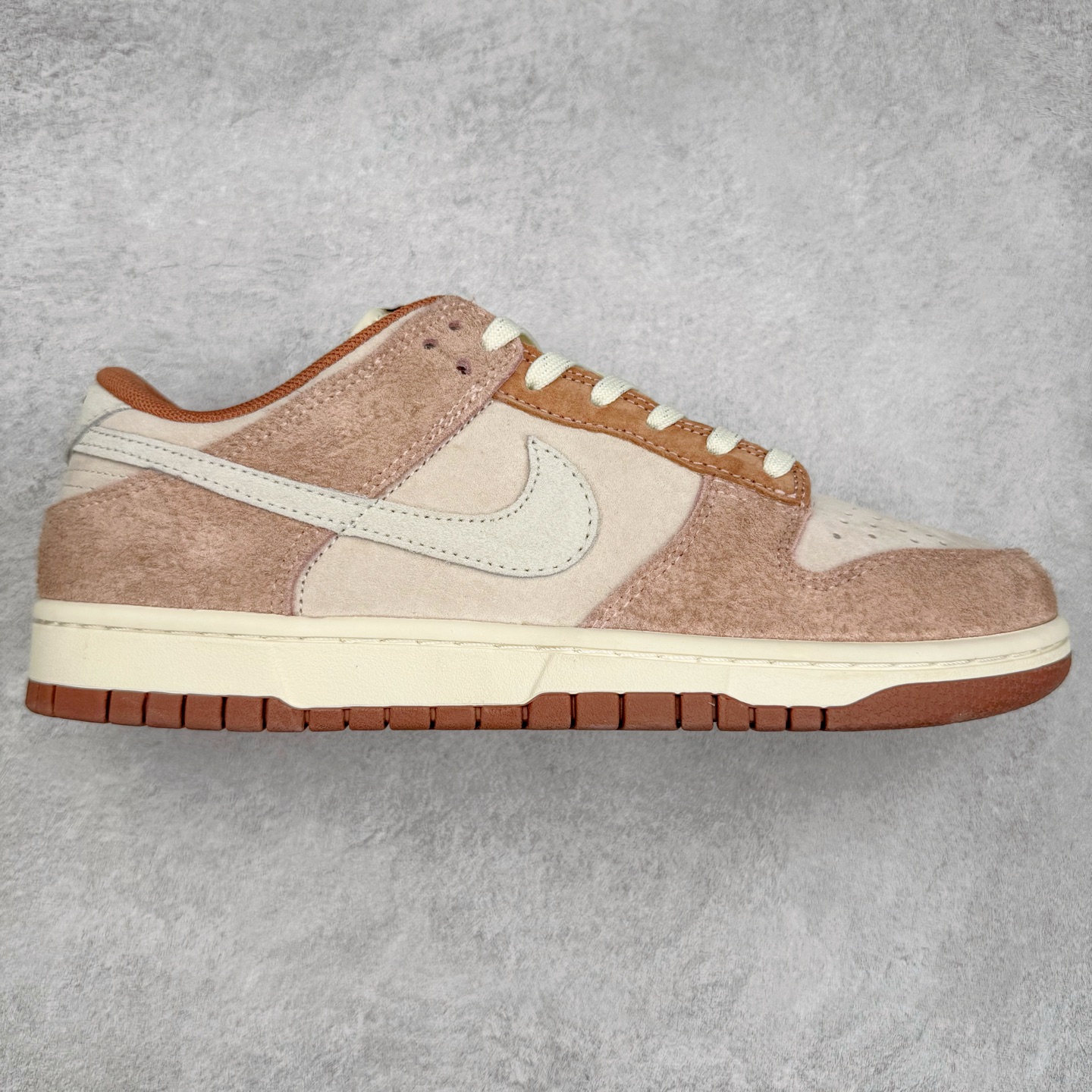 ＃纯原特价福利 NK SB Dunk Low 系列 注意价格再次下调 之前3XX的东西 白菜价终极捡漏 全套原楦原模倾力打造完美版型 原厂Sadesa D7 皮料 细纹排气孔完全一致 独家原厂航空铝磨具打磨大底 鞋头坡度极致还原 无解鞋型 原盒原配 圈内天花板工艺 原厂冲刀 超高清洁度 全鞋零毛边皮料切割 采用原厂百宏鞋带以及原厂百宏织唛舌标 内标可供原厂几率过验 原厂中底布点胶 原厂中底布拉帮走线遵循公司 实拍调校N版已经零色差零失真 百分百还原实物色彩所见即所得 不存在货不对板色差等低级问题 选购参考实物拍摄 不混卖不参货 只用心做好货严格选品 承诺混一赔十 尺码：35.5 36 36.5 37.5 38 38.5 39 40 40.5 41 42 42.5 43 44 44.5 45 46-选品中心