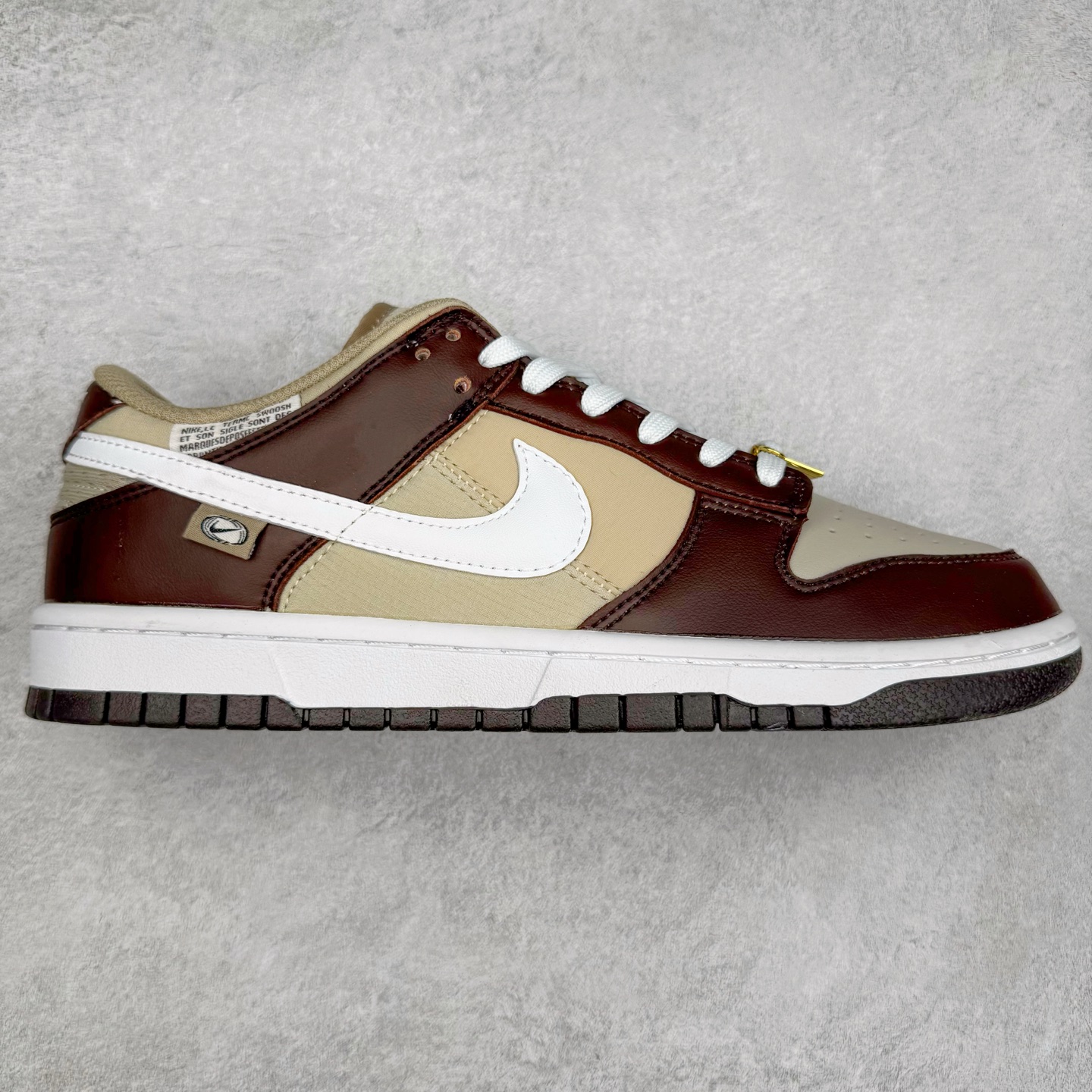 ＃纯原特价福利 NK SB Dunk Low 系列 注意价格再次下调 之前3XX的东西 白菜价终极捡漏 全套原楦原模倾力打造完美版型 原厂Sadesa D7 皮料 细纹排气孔完全一致 独家原厂航空铝磨具打磨大底 鞋头坡度极致还原 无解鞋型 原盒原配 圈内天花板工艺 原厂冲刀 超高清洁度 全鞋零毛边皮料切割 采用原厂百宏鞋带以及原厂百宏织唛舌标 内标可供原厂几率过验 原厂中底布点胶 原厂中底布拉帮走线遵循公司 实拍调校N版已经零色差零失真 百分百还原实物色彩所见即所得 不存在货不对板色差等低级问题 选购参考实物拍摄 不混卖不参货 只用心做好货严格选品 承诺混一赔十 尺码：35.5 36 36.5 37.5 38 38.5 39 40 40.5 41 42 42.5 43 44 44.5 45 46-选品中心