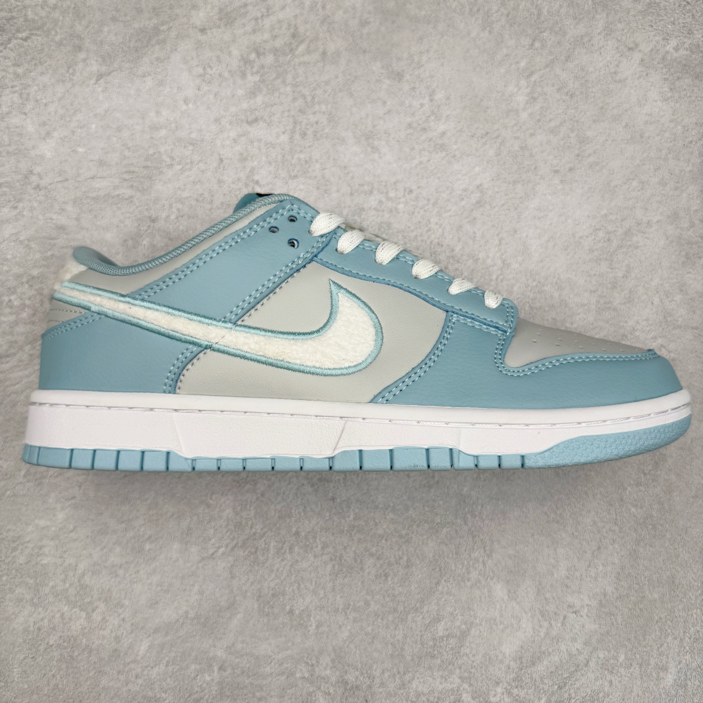 ＃纯原特价福利 NK SB Dunk Low 系列 注意价格再次下调 之前3XX的东西 白菜价终极捡漏 全套原楦原模倾力打造完美版型 原厂Sadesa D7 皮料 细纹排气孔完全一致 独家原厂航空铝磨具打磨大底 鞋头坡度极致还原 无解鞋型 原盒原配 圈内天花板工艺 原厂冲刀 超高清洁度 全鞋零毛边皮料切割 采用原厂百宏鞋带以及原厂百宏织唛舌标 内标可供原厂几率过验 原厂中底布点胶 原厂中底布拉帮走线遵循公司 实拍调校N版已经零色差零失真 百分百还原实物色彩所见即所得 不存在货不对板色差等低级问题 选购参考实物拍摄 不混卖不参货 只用心做好货严格选品 承诺混一赔十 尺码：35.5 36 36.5 37.5 38 38.5 39 40 40.5 41 42 42.5 43 44 44.5 45 46-选品中心