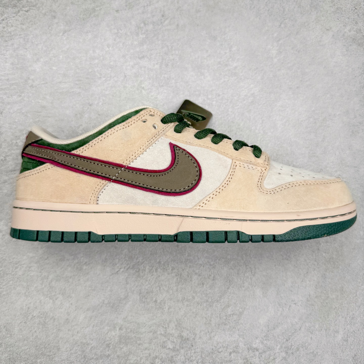 ＃纯原特价福利 NK SB Dunk Low 系列 注意价格再次下调 之前3XX的东西 白菜价终极捡漏 全套原楦原模倾力打造完美版型 原厂Sadesa D7 皮料 细纹排气孔完全一致 独家原厂航空铝磨具打磨大底 鞋头坡度极致还原 无解鞋型 原盒原配 圈内天花板工艺 原厂冲刀 超高清洁度 全鞋零毛边皮料切割 采用原厂百宏鞋带以及原厂百宏织唛舌标 内标可供原厂几率过验 原厂中底布点胶 原厂中底布拉帮走线遵循公司 实拍调校N版已经零色差零失真 百分百还原实物色彩所见即所得 不存在货不对板色差等低级问题 选购参考实物拍摄 不混卖不参货 只用心做好货严格选品 承诺混一赔十 尺码：35.5 36 36.5 37.5 38 38.5 39 40 40.5 41 42 42.5 43 44 44.5 45 46-选品中心