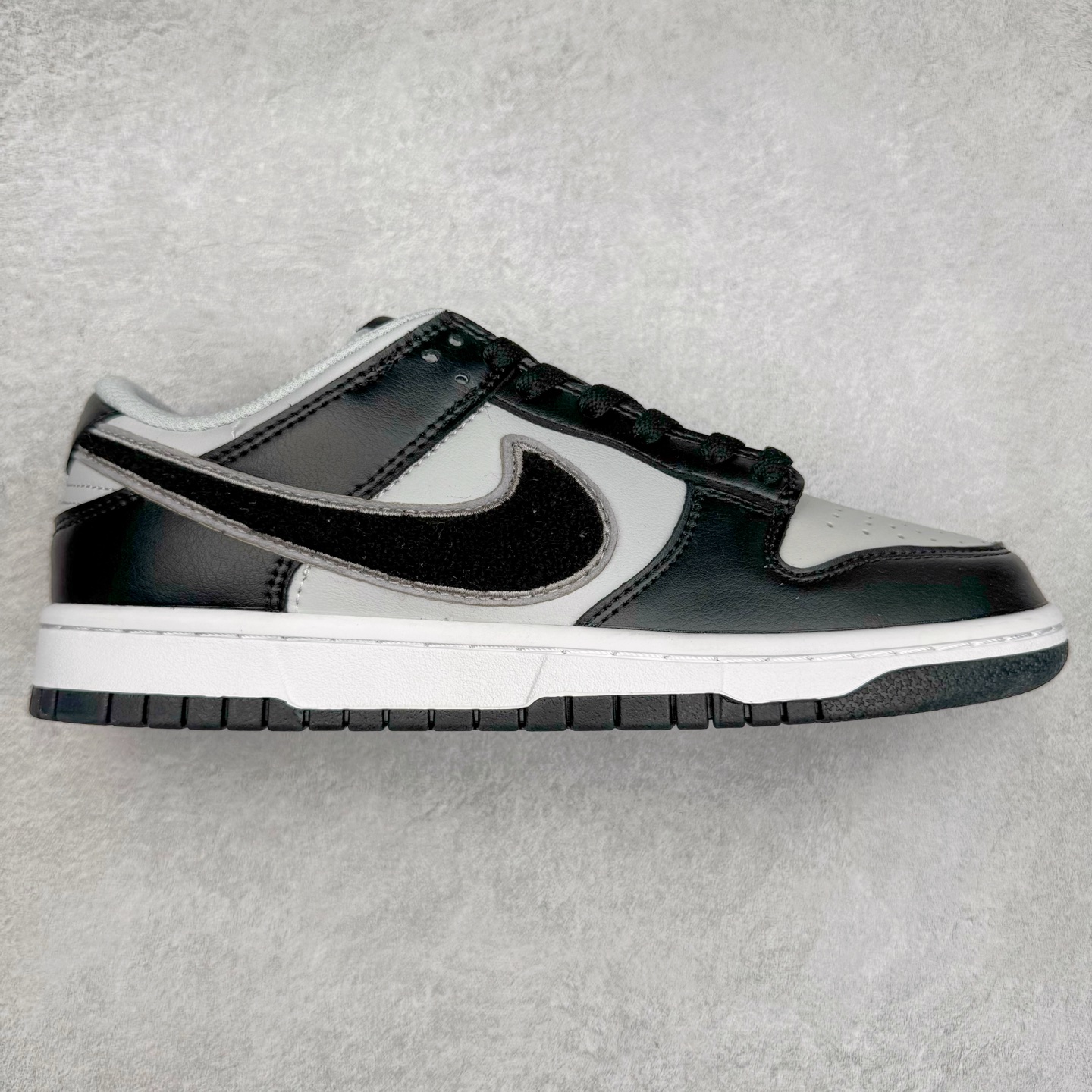 图片[7]-＃纯原特价福利 NK SB Dunk Low 系列 注意价格再次下调 之前3XX的东西 白菜价终极捡漏 全套原楦原模倾力打造完美版型 原厂Sadesa D7 皮料 细纹排气孔完全一致 独家原厂航空铝磨具打磨大底 鞋头坡度极致还原 无解鞋型 原盒原配 圈内天花板工艺 原厂冲刀 超高清洁度 全鞋零毛边皮料切割 采用原厂百宏鞋带以及原厂百宏织唛舌标 内标可供原厂几率过验 原厂中底布点胶 原厂中底布拉帮走线遵循公司 实拍调校N版已经零色差零失真 百分百还原实物色彩所见即所得 不存在货不对板色差等低级问题 选购参考实物拍摄 不混卖不参货 只用心做好货严格选品 承诺混一赔十 尺码：35.5 36 36.5 37.5 38 38.5 39 40 40.5 41 42 42.5 43 44 44.5 45 46-选品中心