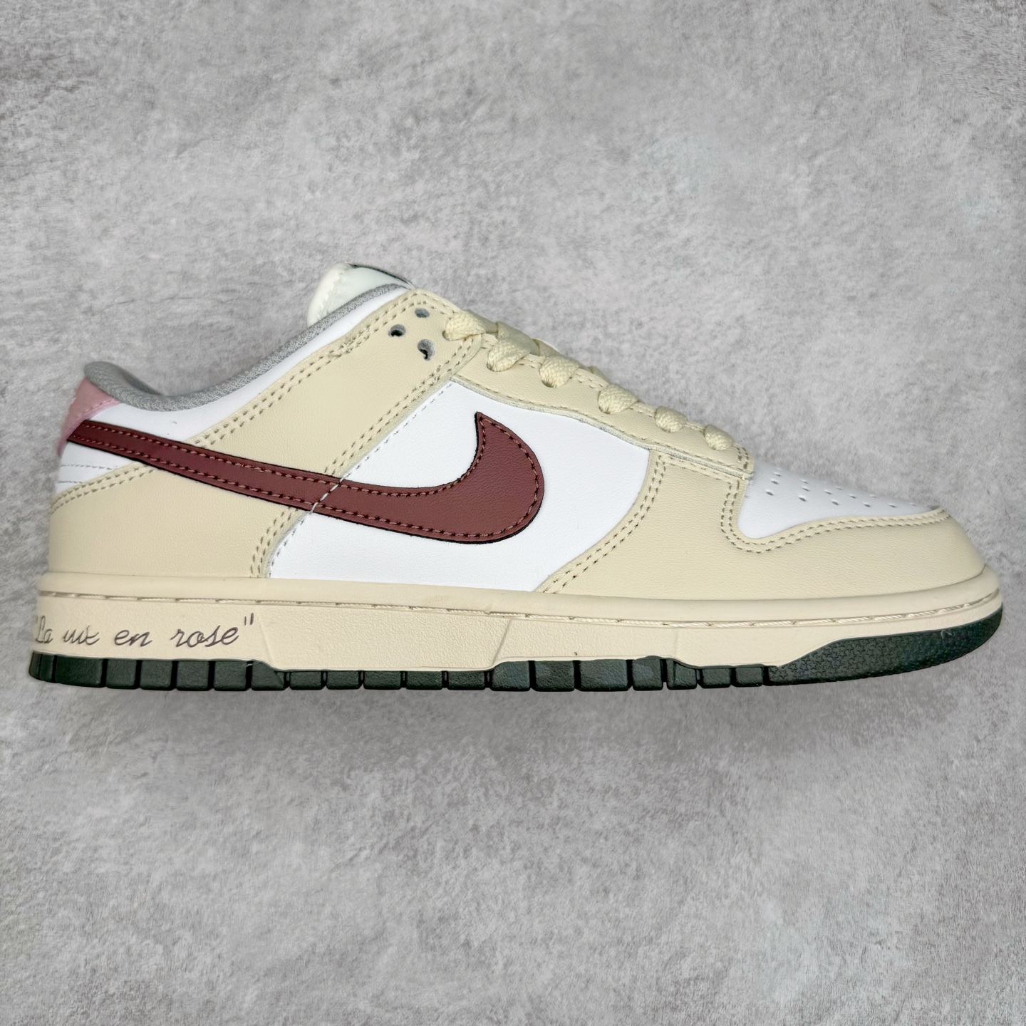 图片[5]-＃纯原特价福利 NK SB Dunk Low 系列 注意价格再次下调 之前3XX的东西 白菜价终极捡漏 全套原楦原模倾力打造完美版型 原厂Sadesa D7 皮料 细纹排气孔完全一致 独家原厂航空铝磨具打磨大底 鞋头坡度极致还原 无解鞋型 原盒原配 圈内天花板工艺 原厂冲刀 超高清洁度 全鞋零毛边皮料切割 采用原厂百宏鞋带以及原厂百宏织唛舌标 内标可供原厂几率过验 原厂中底布点胶 原厂中底布拉帮走线遵循公司 实拍调校N版已经零色差零失真 百分百还原实物色彩所见即所得 不存在货不对板色差等低级问题 选购参考实物拍摄 不混卖不参货 只用心做好货严格选品 承诺混一赔十 尺码：35.5 36 36.5 37.5 38 38.5 39 40 40.5 41 42 42.5 43 44 44.5 45 46-选品中心