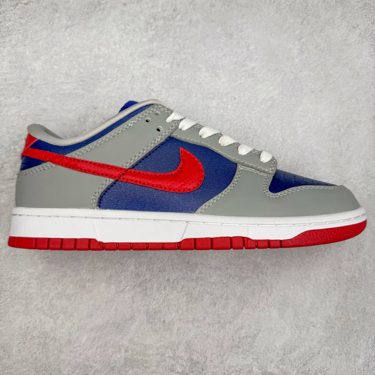 ＃纯原特价福利 NK SB Dunk Low 系列 注意价格再次下调 之前3XX的东西 白菜价终极捡漏 全套原楦原模倾力打造完美版型 原厂Sadesa D7 皮料 细纹排气孔完全一致 独家原厂航空铝磨具打磨大底 鞋头坡度极致还原 无解鞋型 原盒原配 圈内天花板工艺 原厂冲刀 超高清洁度 全鞋零毛边皮料切割 采用原厂百宏鞋带以及原厂百宏织唛舌标 内标可供原厂几率过验 原厂中底布点胶 原厂中底布拉帮走线遵循公司 实拍调校N版已经零色差零失真 百分百还原实物色彩所见即所得 不存在货不对板色差等低级问题 选购参考实物拍摄 不混卖不参货 只用心做好货严格选品 承诺混一赔十 尺码：35.5 36 36.5 37.5 38 38.5 39 40 40.5 41 42 42.5 43 44 44.5 45 46-选品中心